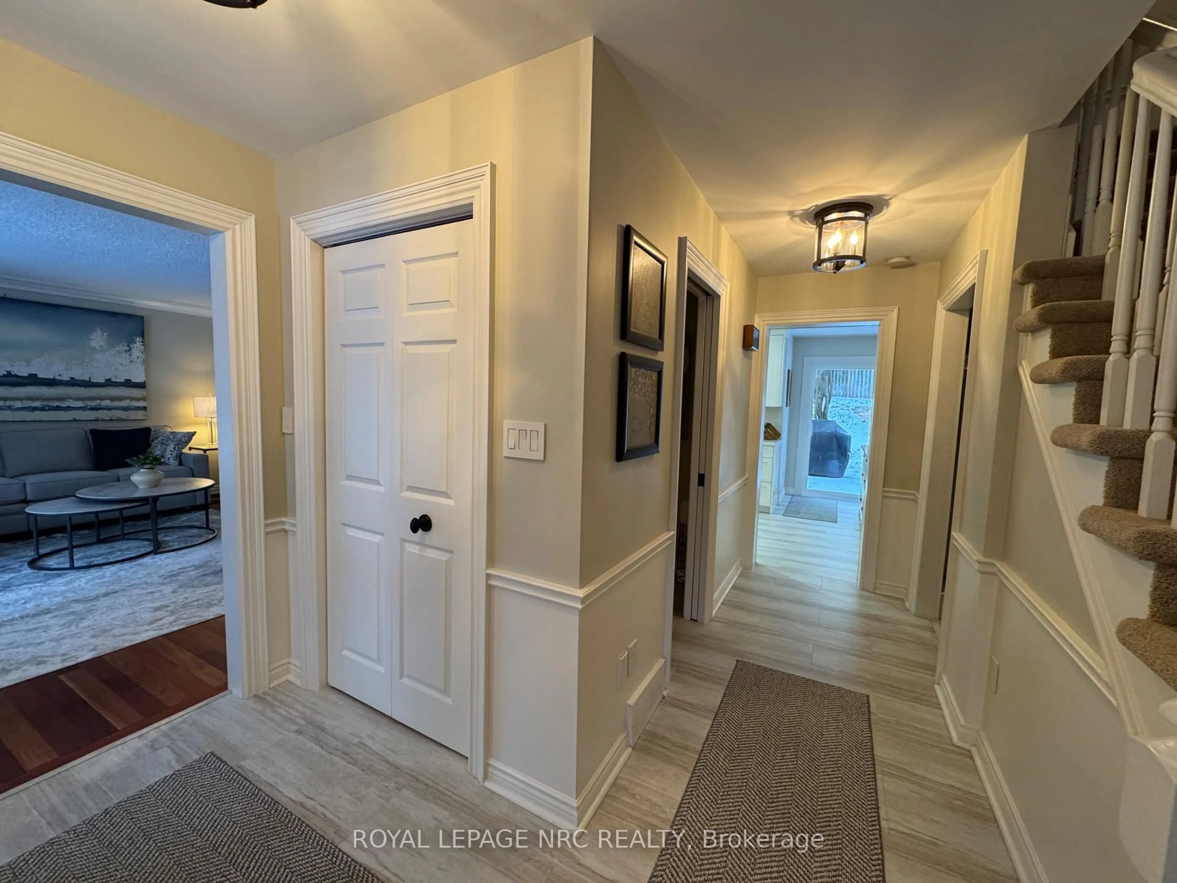 Indoor entryway for 28 Forest Hill Cres, Pelham Ontario L0S 1E1