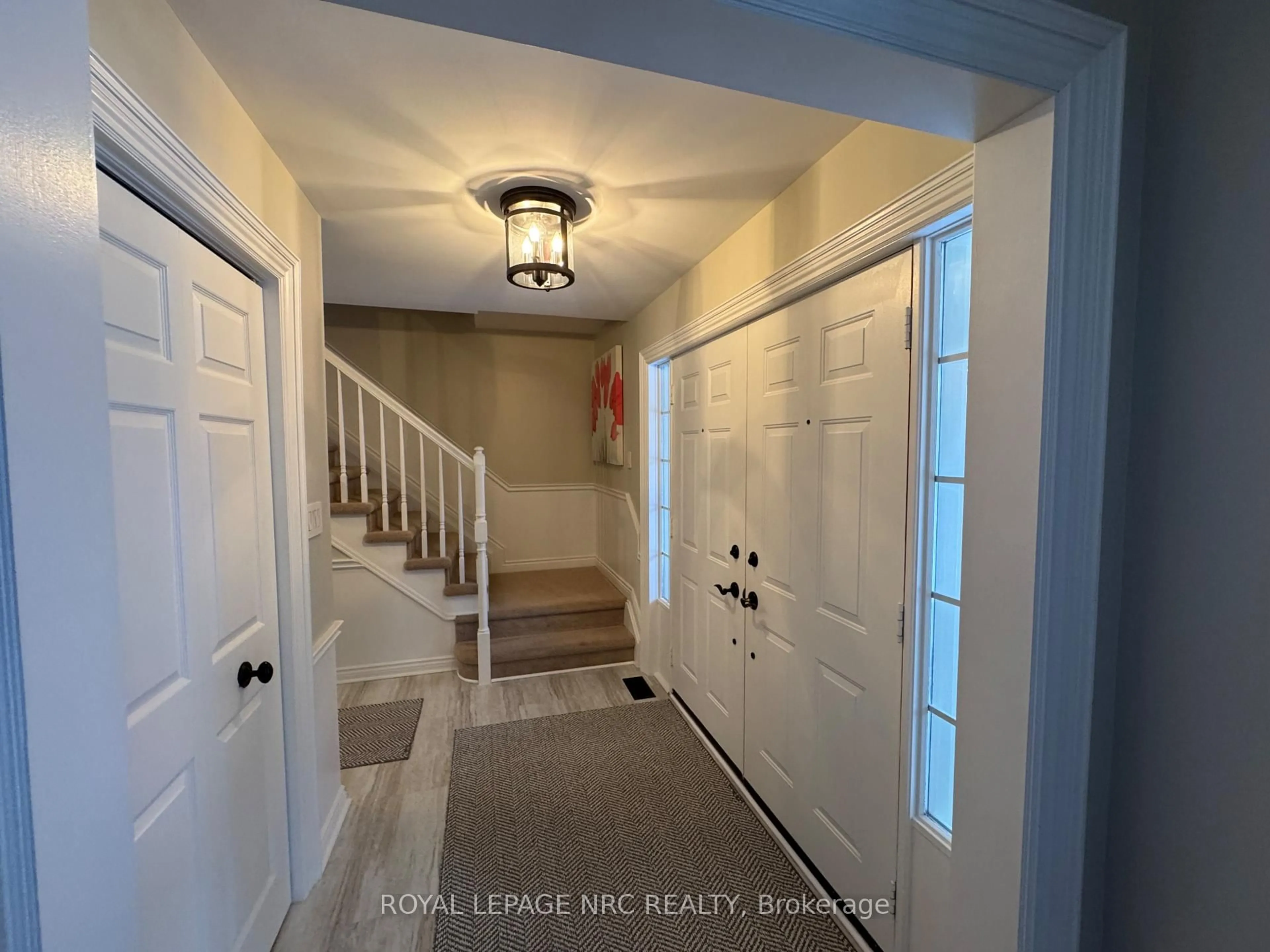 Indoor entryway for 28 Forest Hill Cres, Pelham Ontario L0S 1E1