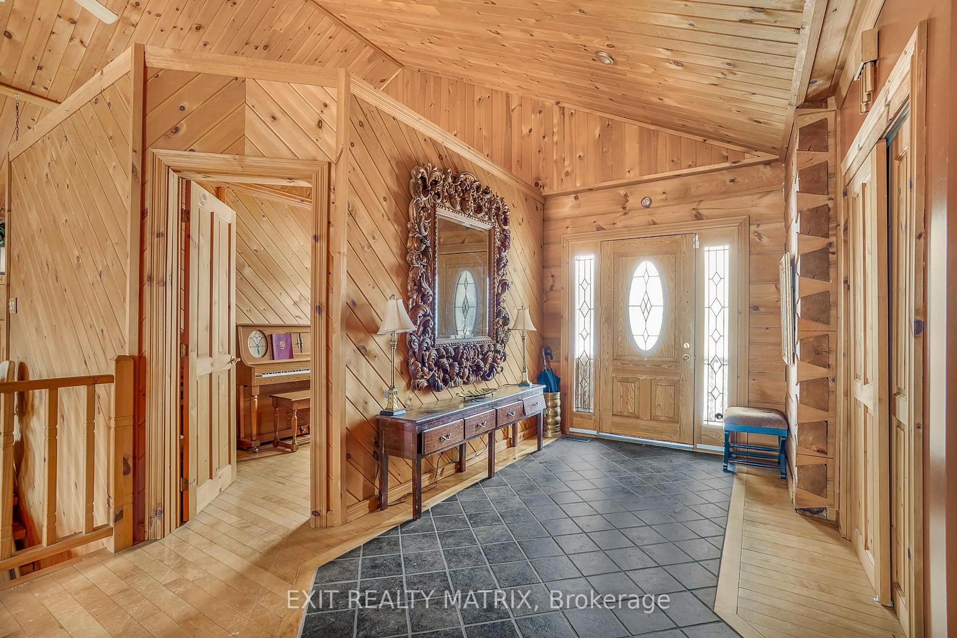 Indoor entryway for 353 Chemin Du Domaine Rd, Alfred and Plantagenet Ontario K0B 1J0