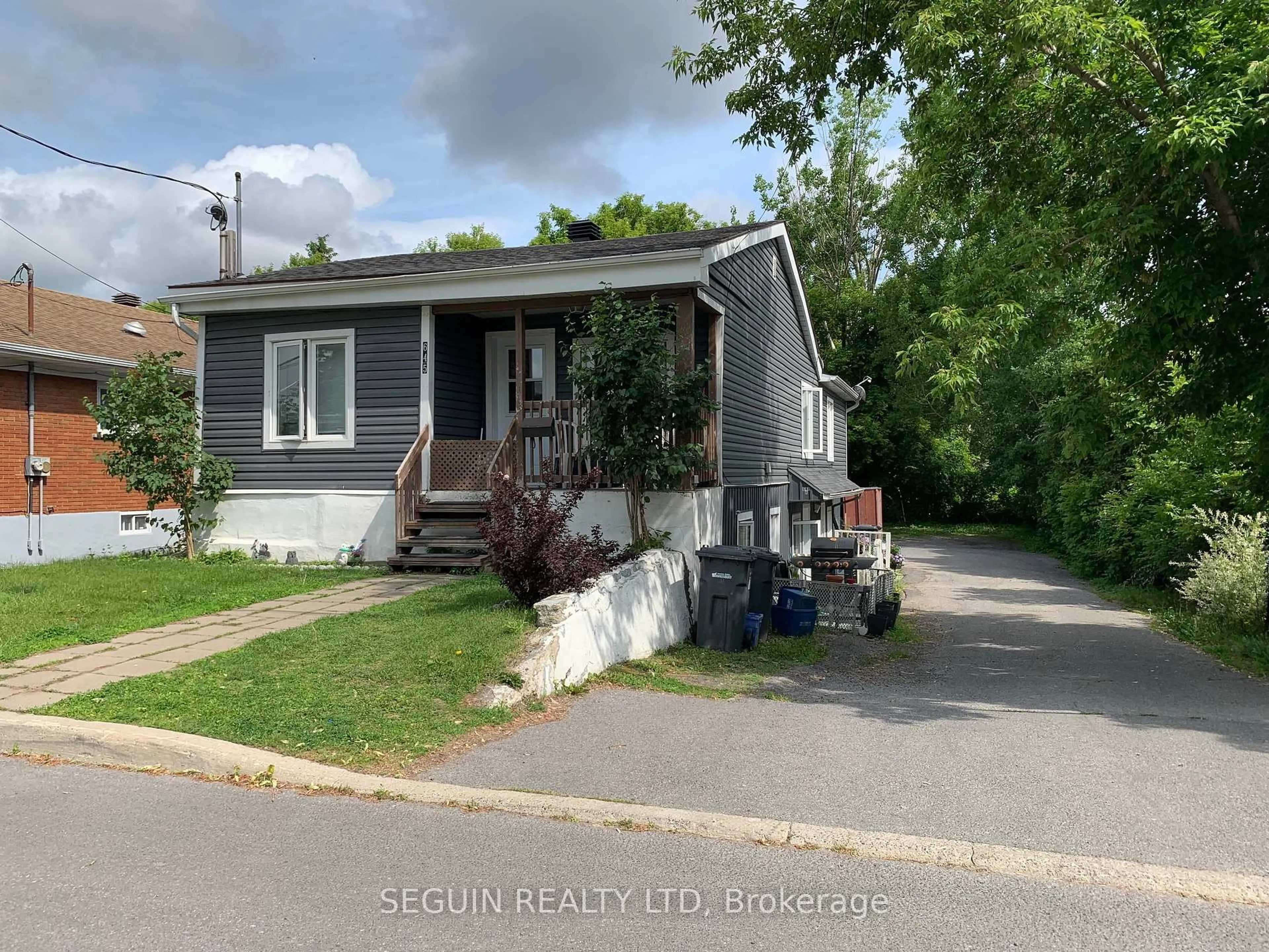 Home with vinyl exterior material, street for 645-647A-647B Higginson St, Hawkesbury Ontario K6A 1G9