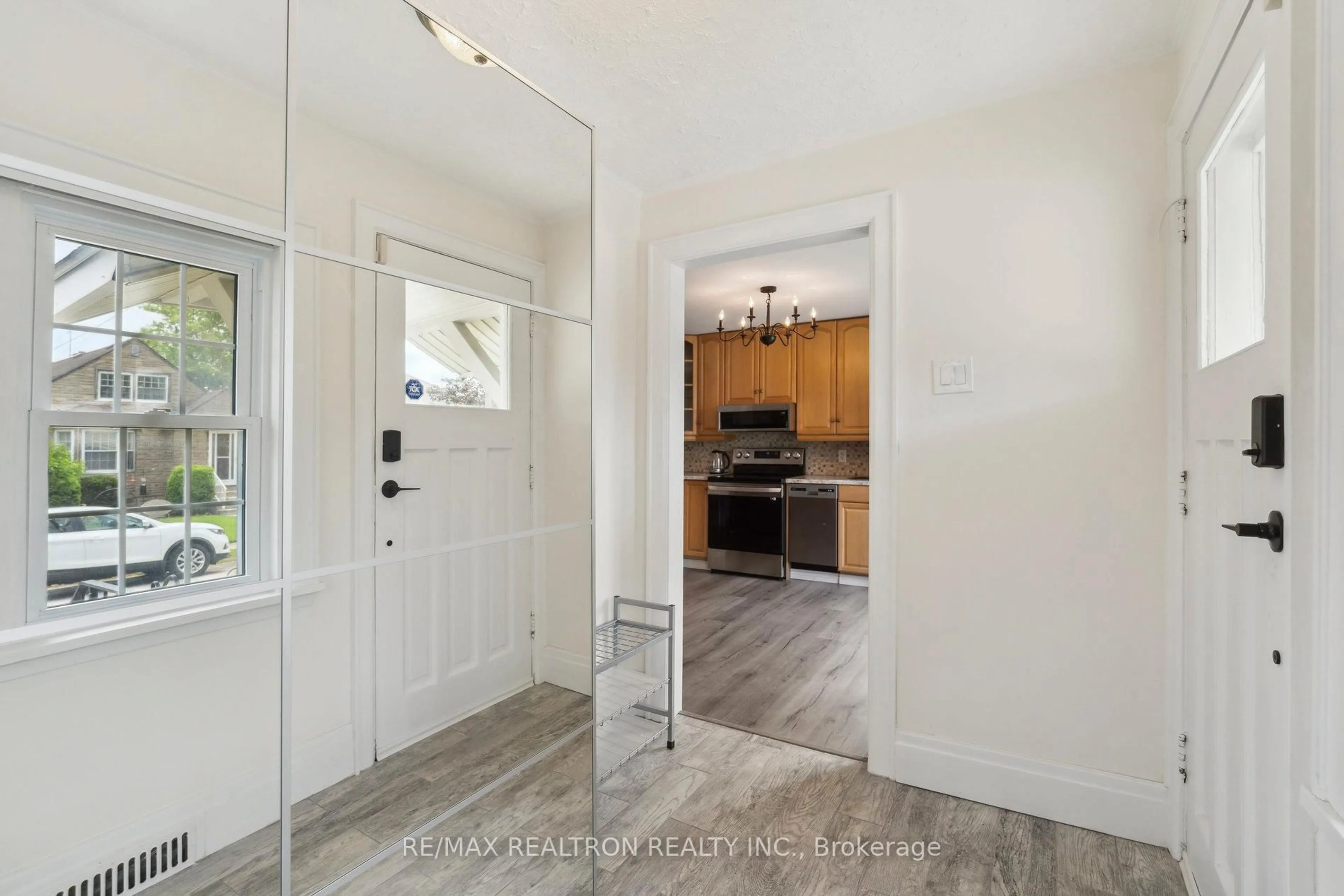 Indoor entryway for 4844 Sixth Ave, Niagara Falls Ontario L2E 4T9