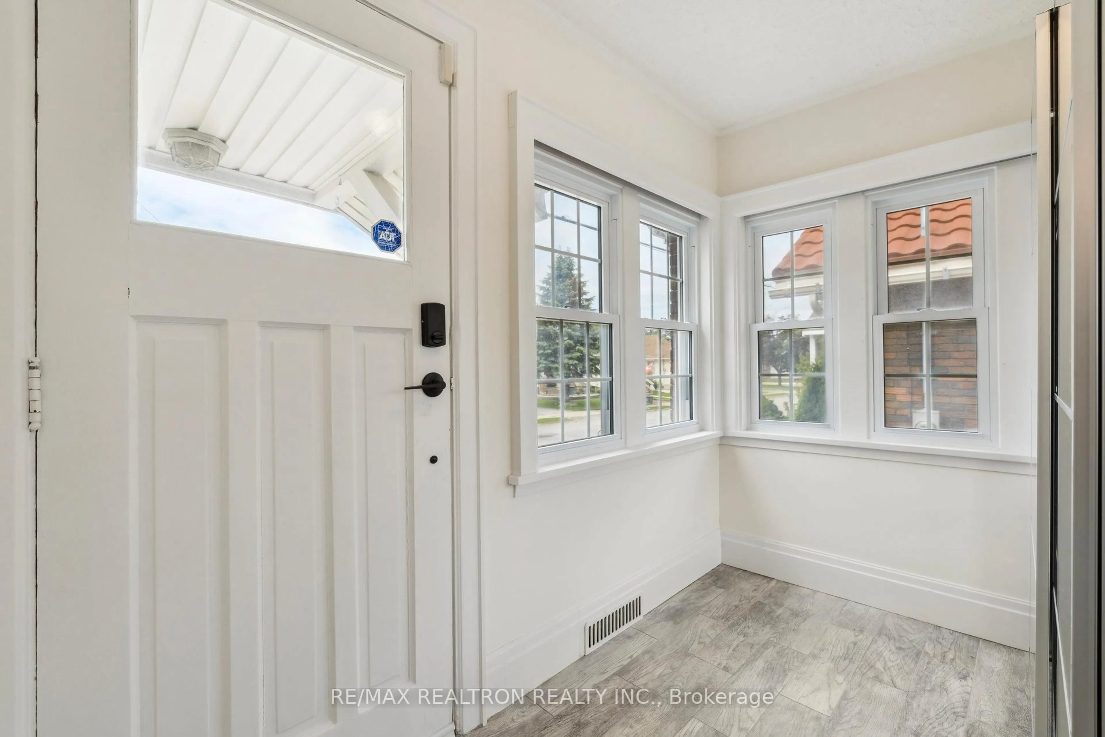 Indoor entryway for 4844 Sixth Ave, Niagara Falls Ontario L2E 4T9