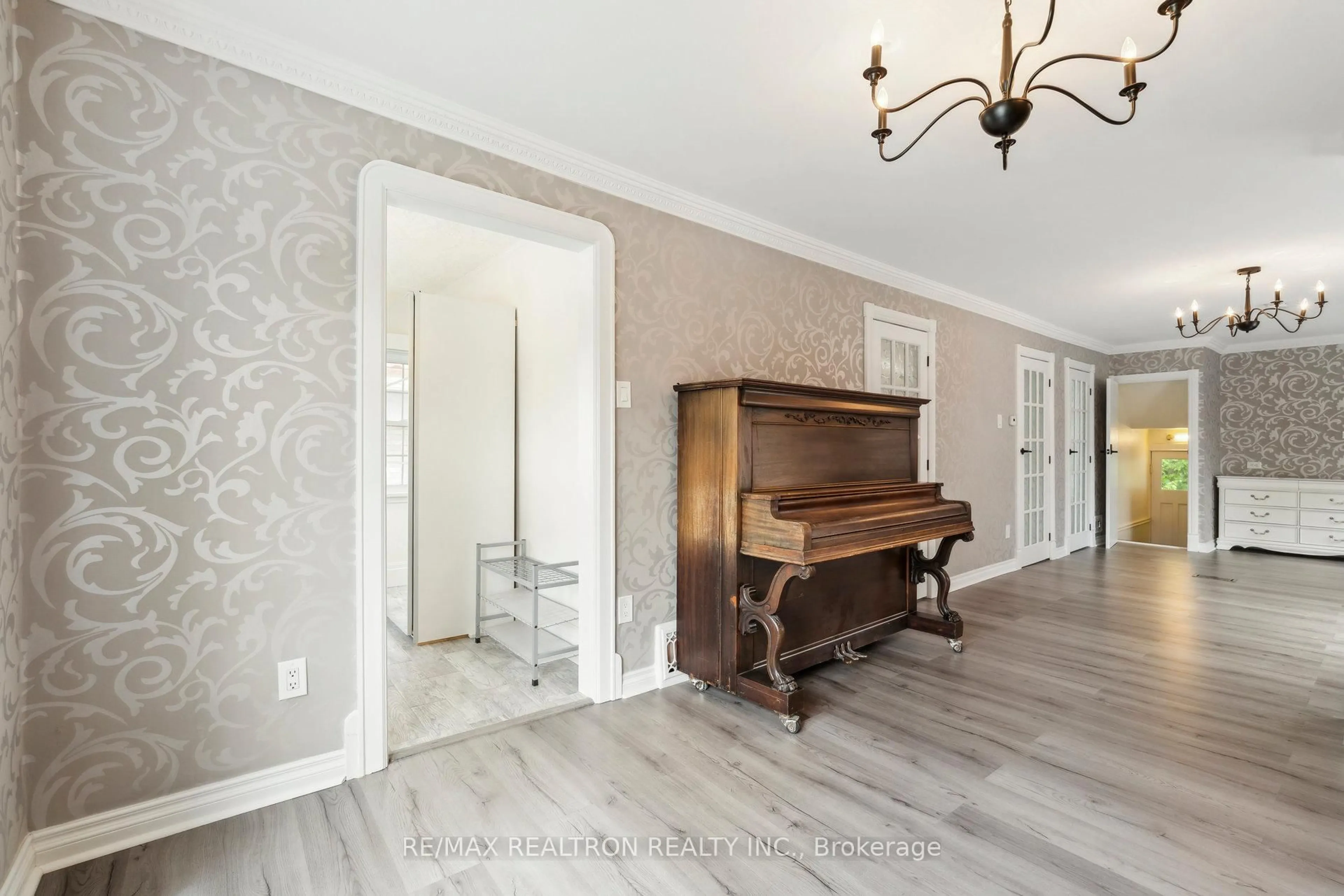 Indoor entryway for 4844 Sixth Ave, Niagara Falls Ontario L2E 4T9