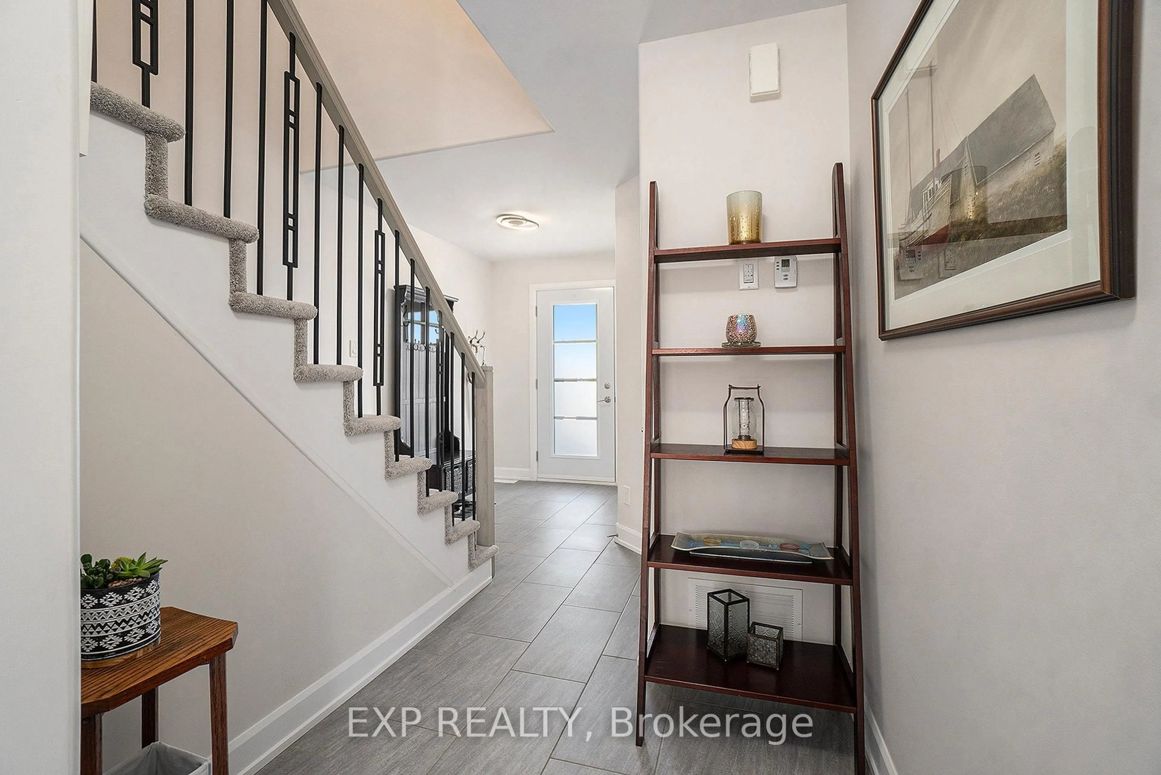 Indoor entryway for 704 Azure St, Russell Ontario K4R 1E5