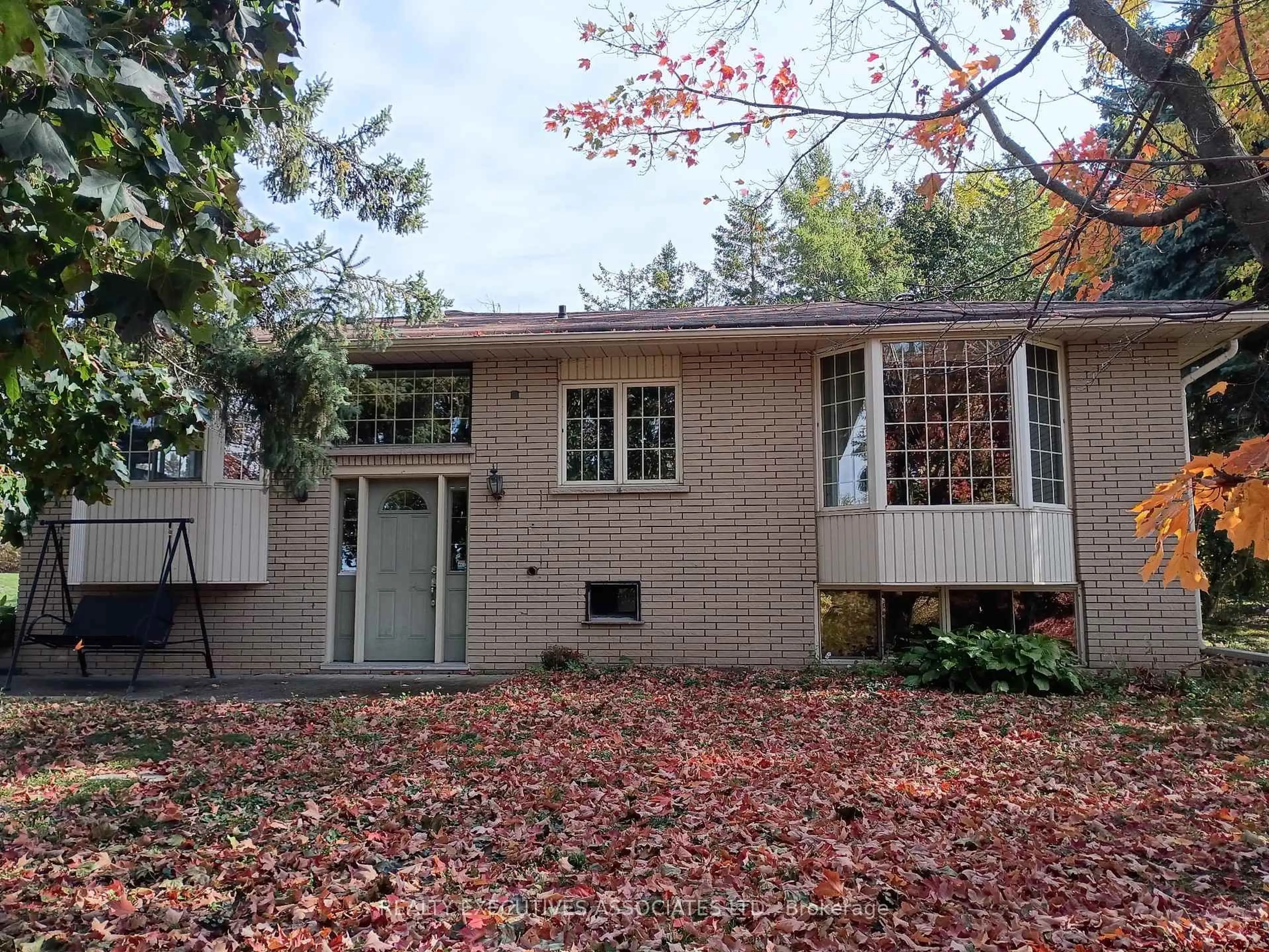 Home with vinyl exterior material, unknown for 913 Ward St, Selwyn Ontario K0L 1H0