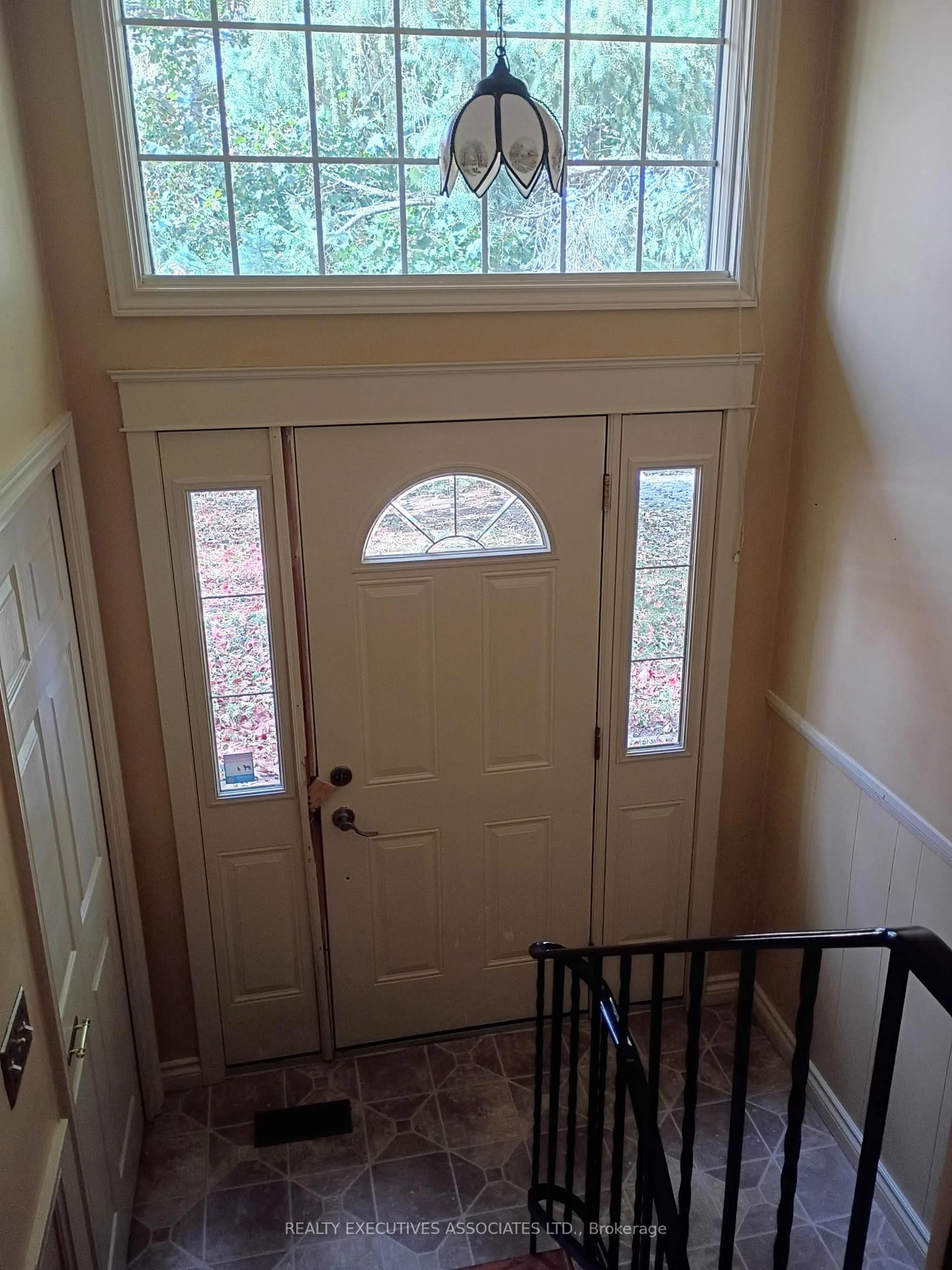 Indoor entryway for 913 Ward St, Selwyn Ontario K0L 1H0