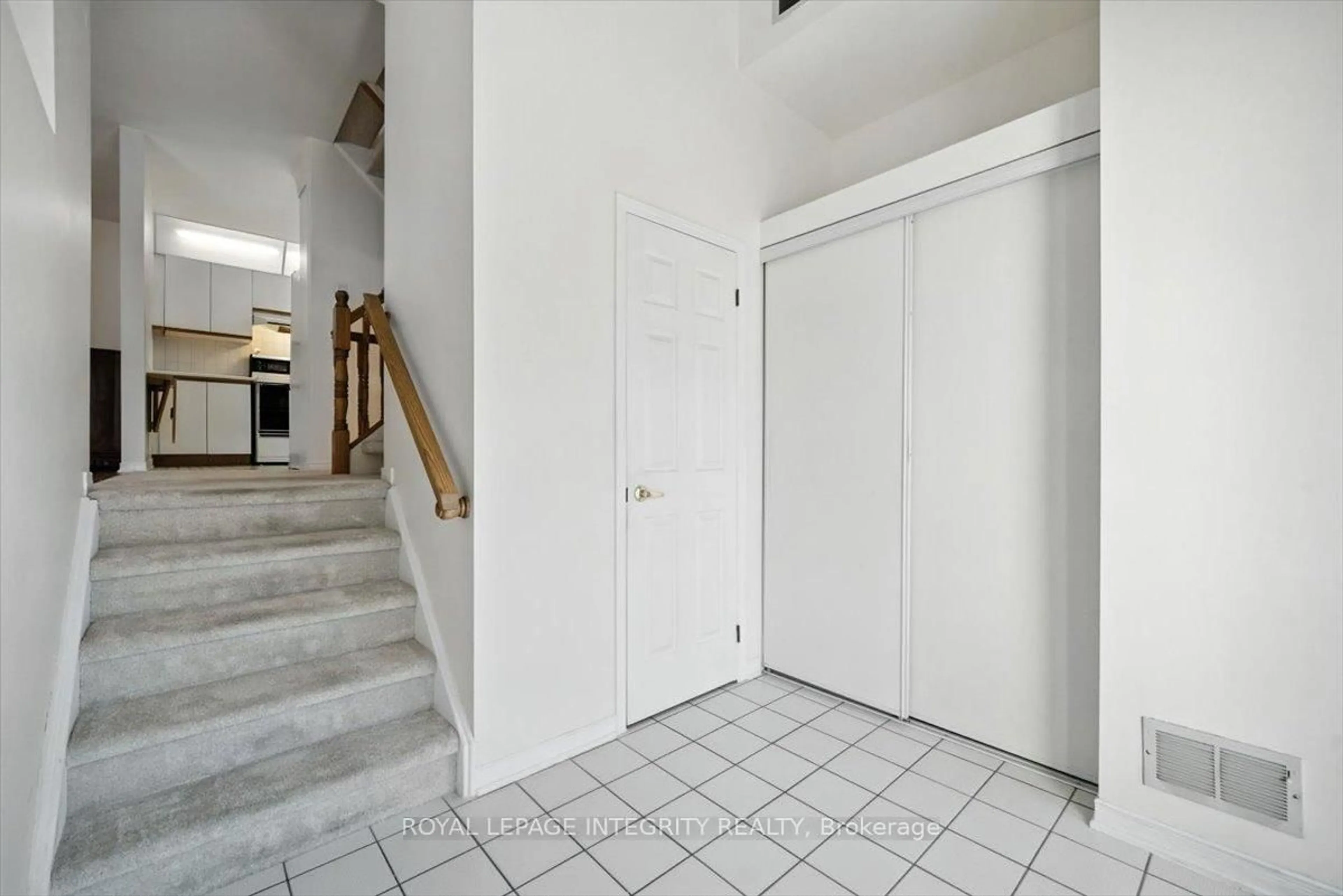 Indoor foyer for 17 Columbus Ave, Ottawa Ontario K1K 1R2