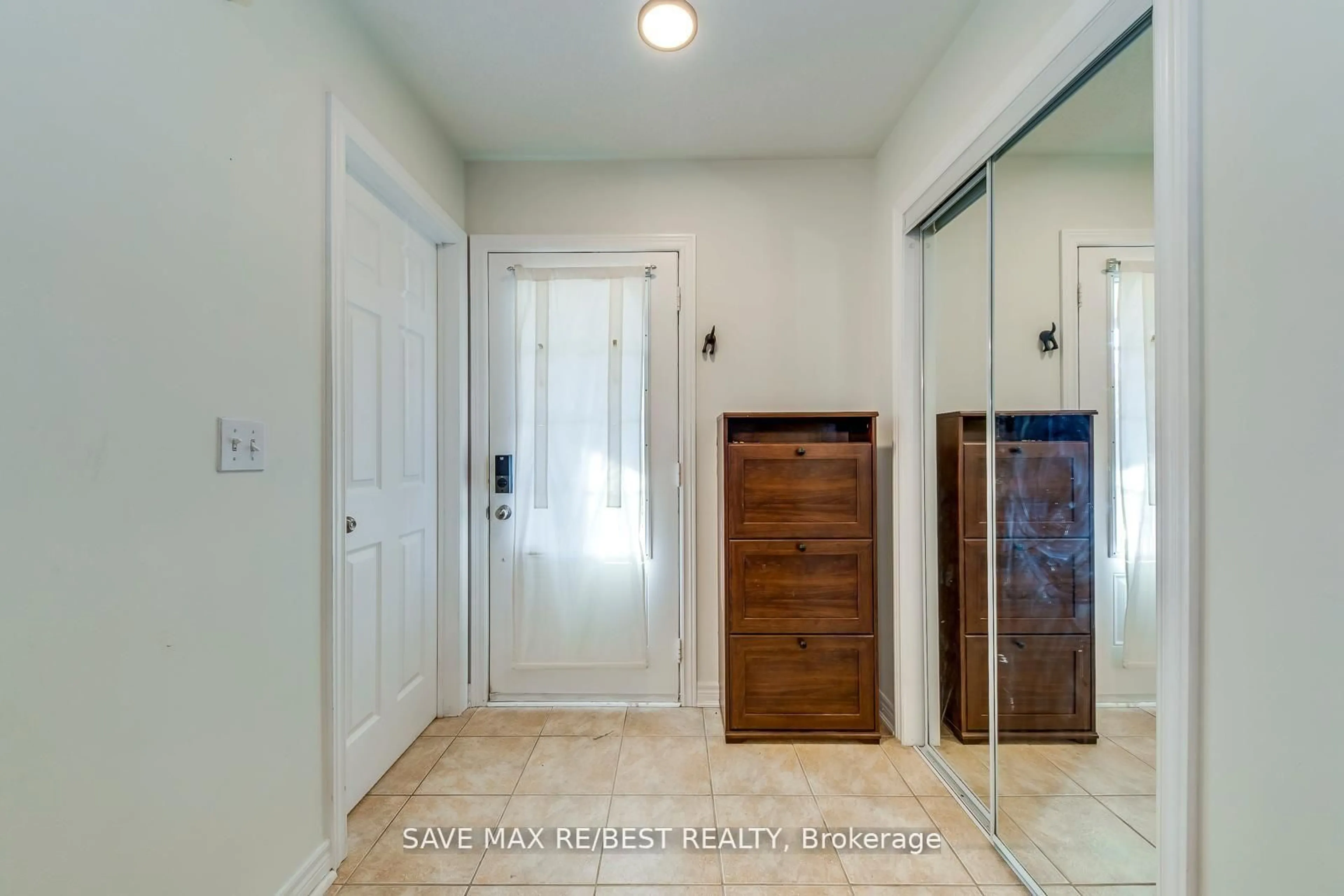 Indoor entryway for 67 Golden Iris Cres, Hamilton Ontario L8B 0R6