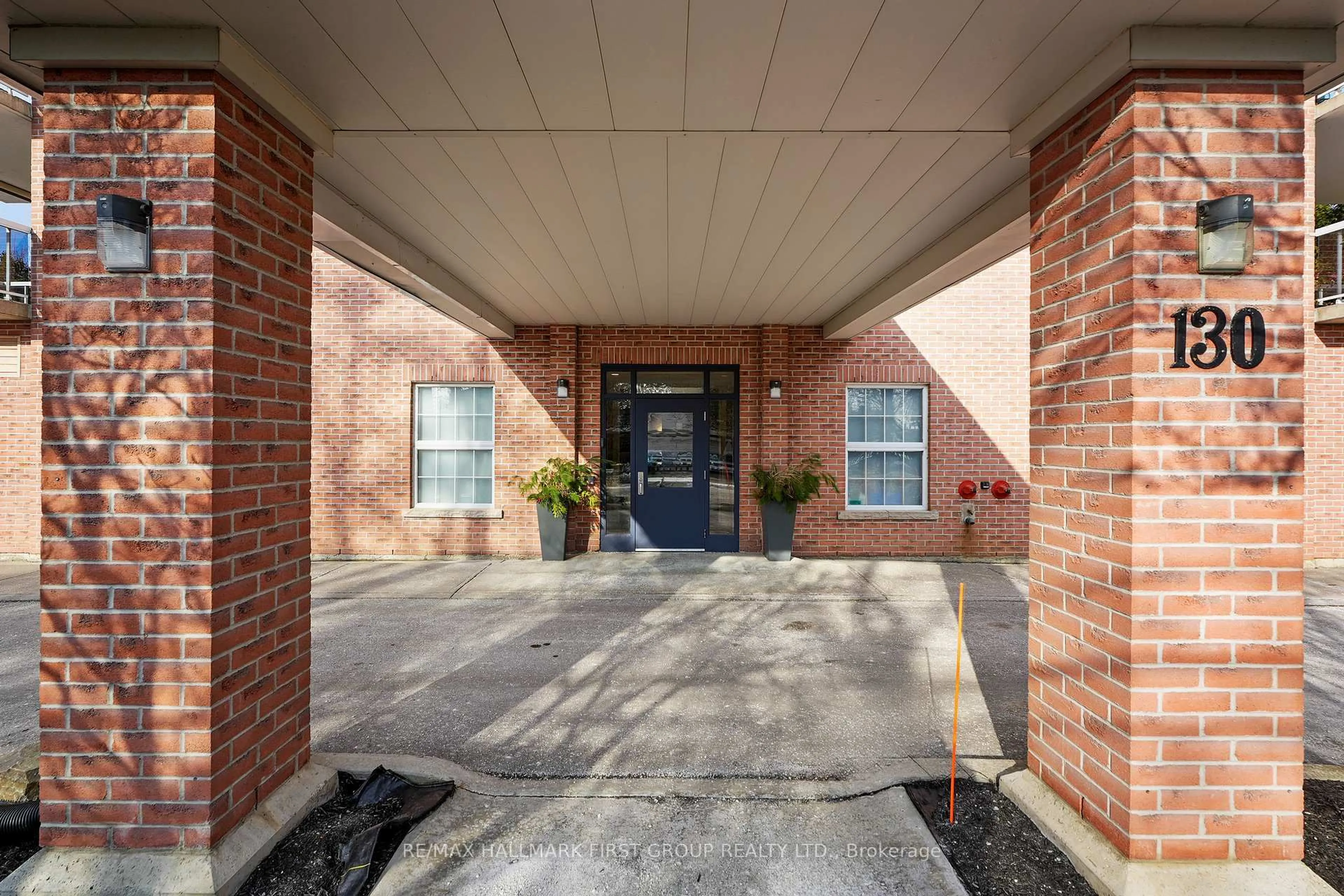 Indoor foyer for 130 Queen St #4A, Cobourg Ontario K9A 1N2