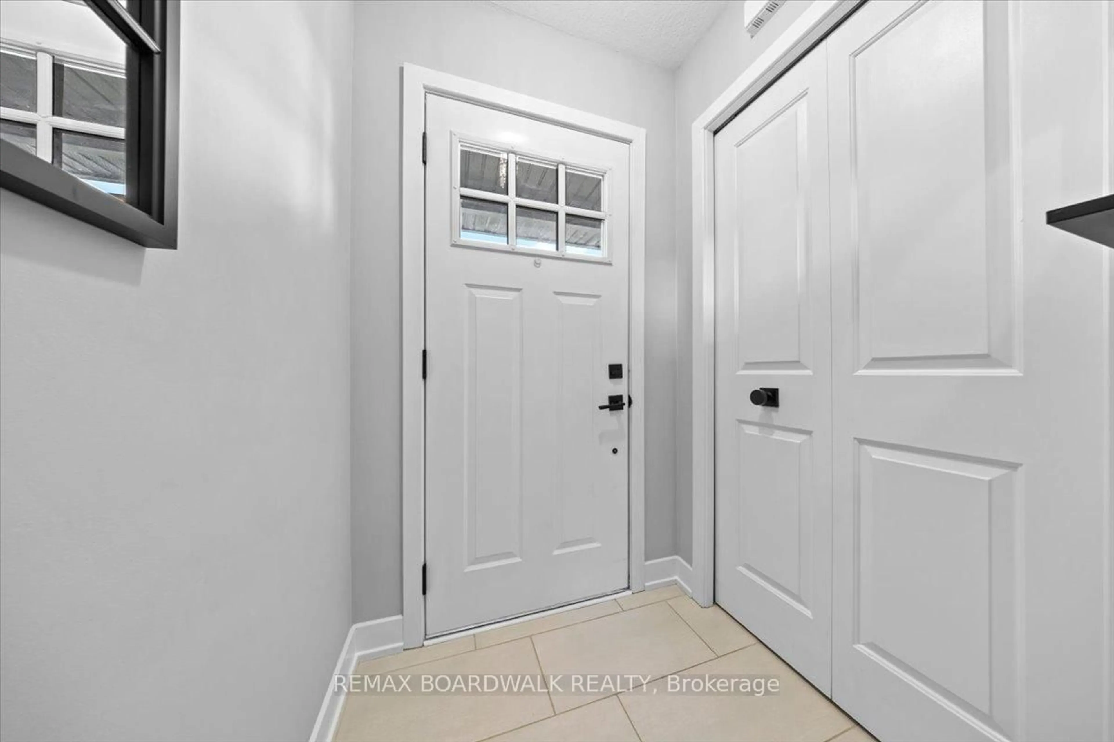 Indoor entryway for 171 Ferrara Dr, Smiths Falls Ontario K7A 0A2