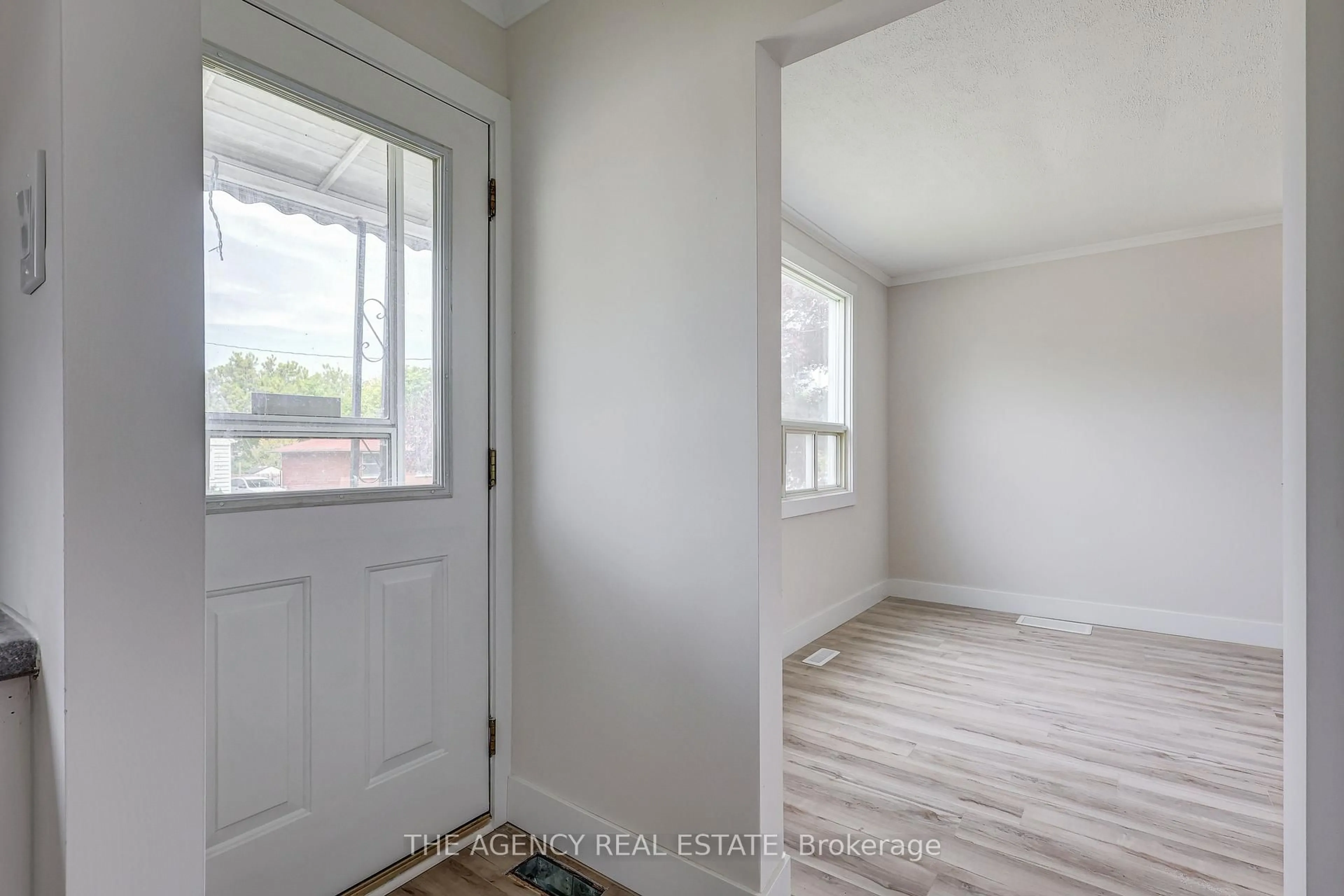 Indoor entryway for 489 Salisbury St, London East Ontario N5Y 3B4