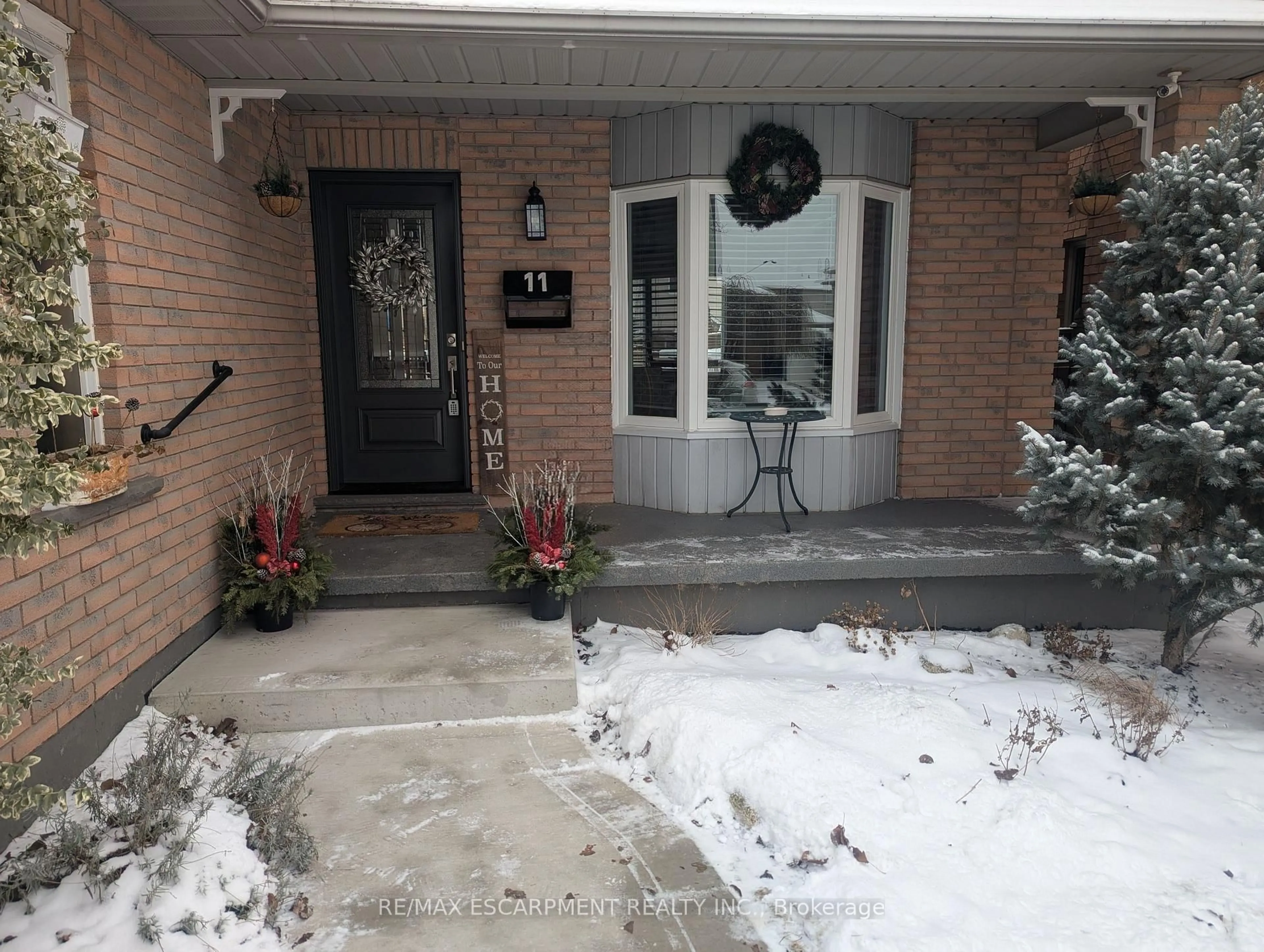 Indoor entryway for 11 Jacqueline Blvd, Hamilton Ontario L9B 2R1