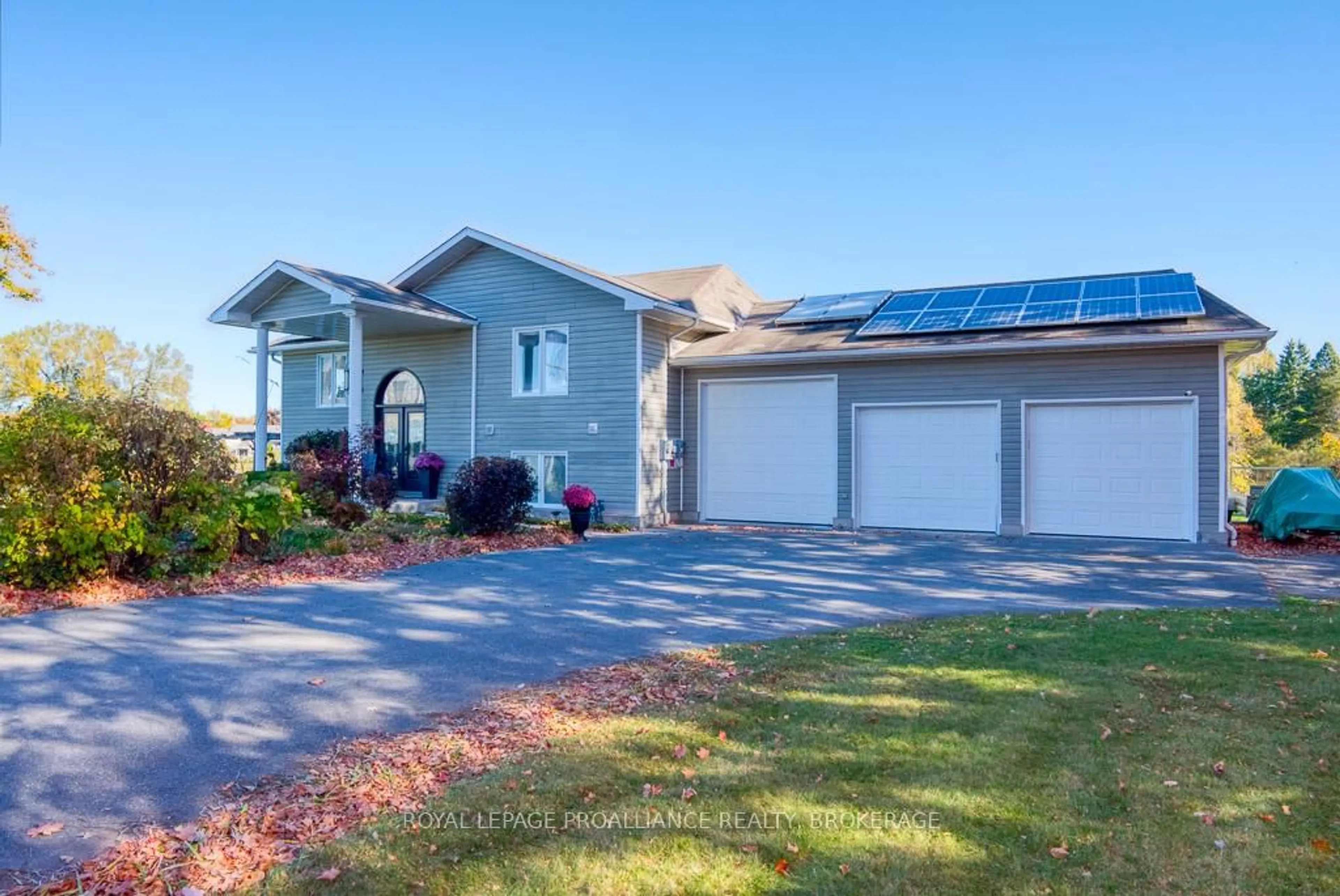 Home with vinyl exterior material, unknown for 2318 15 Highway, Kingston Ontario K7L 4V3