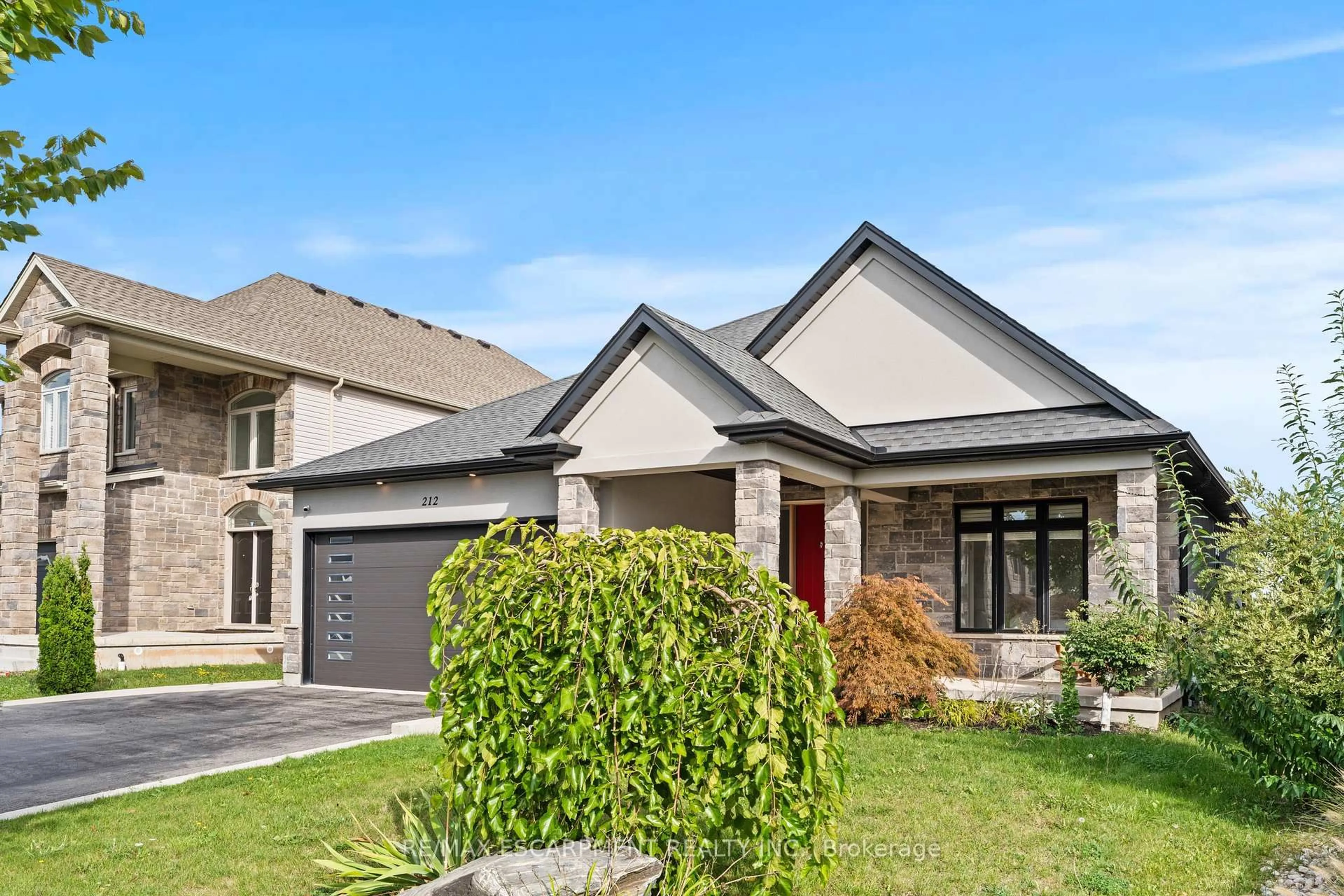 Home with vinyl exterior material, street for 212 Viger Dr, Welland Ontario L3B 1A5