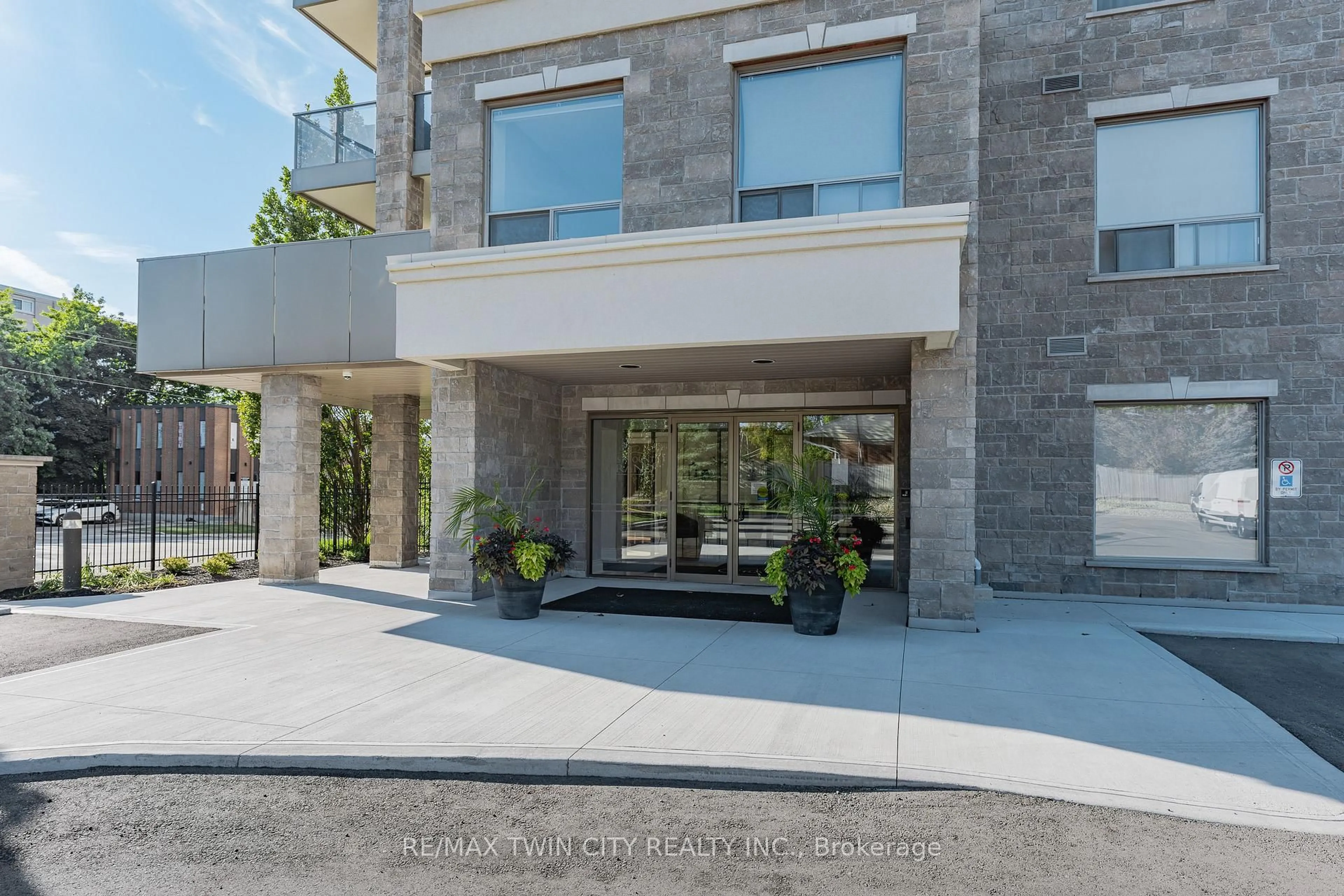 Indoor foyer for 223 Erb St #706, Waterloo Ontario N2L 0B3