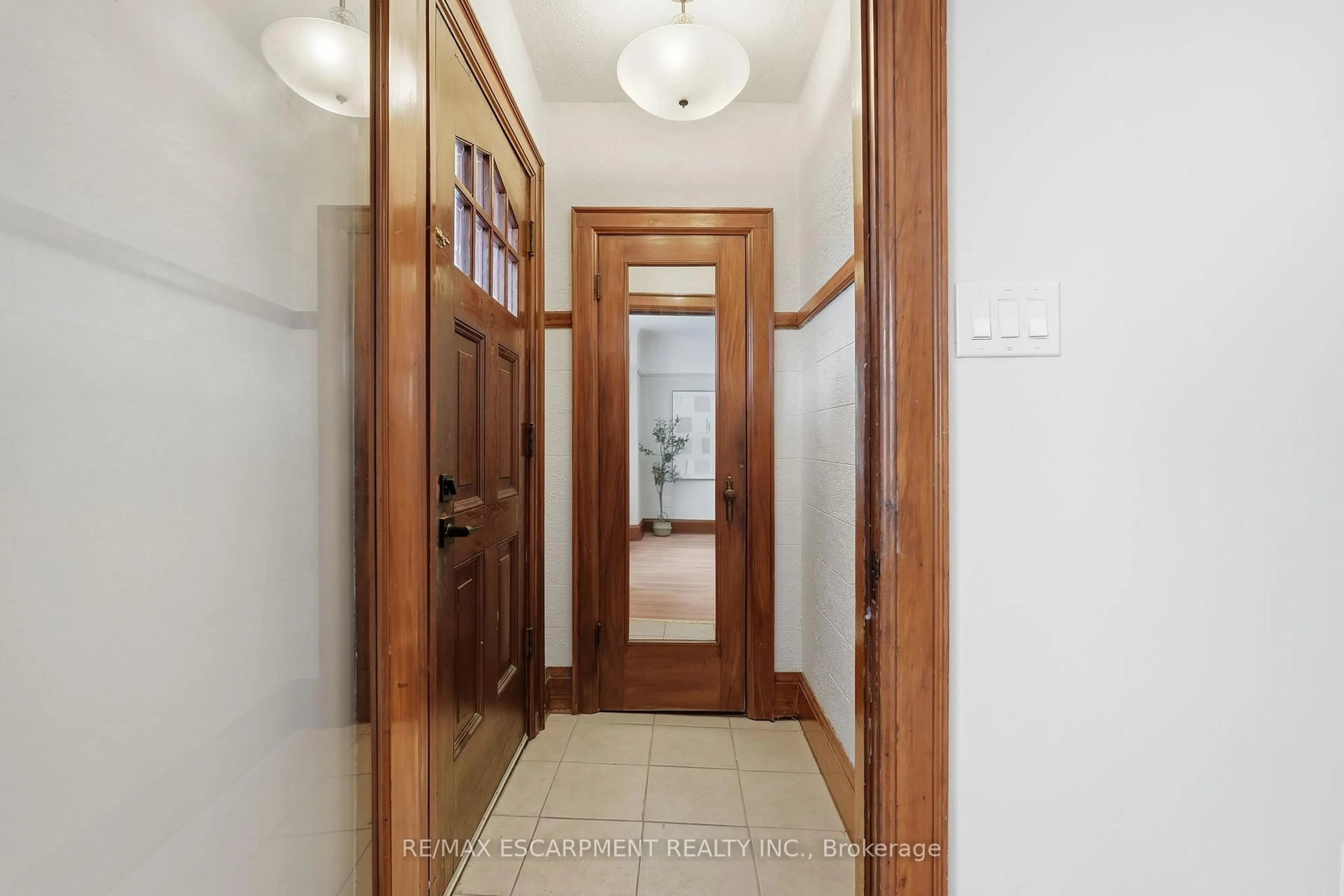 Indoor foyer for 48 Weir St, Hamilton Ontario L8H 5E6