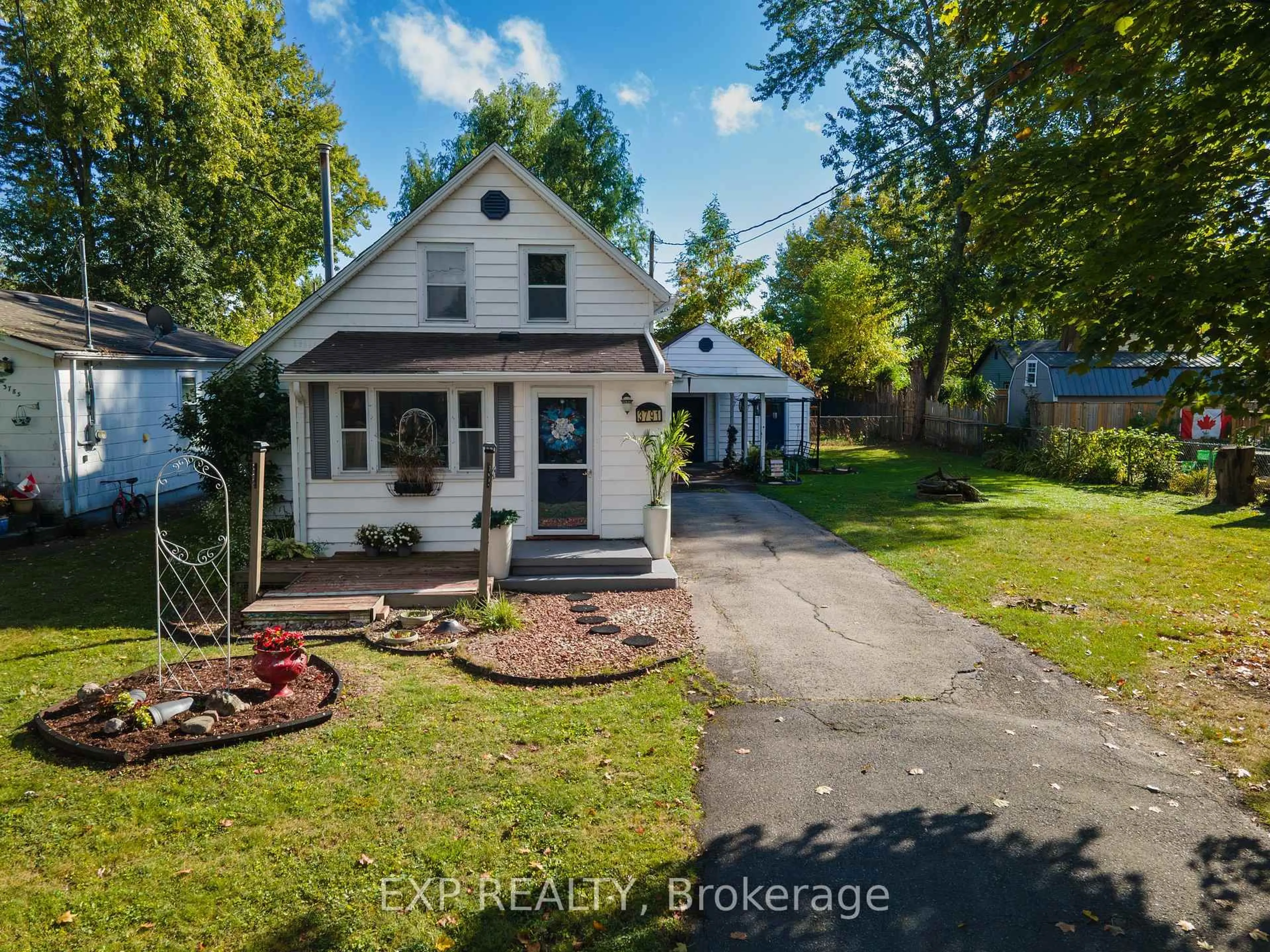 A pic from outside/outdoor area/front of a property/back of a property/a pic from drone, street for 3791 Fairfield Ave, Fort Erie Ontario L0S 1B0