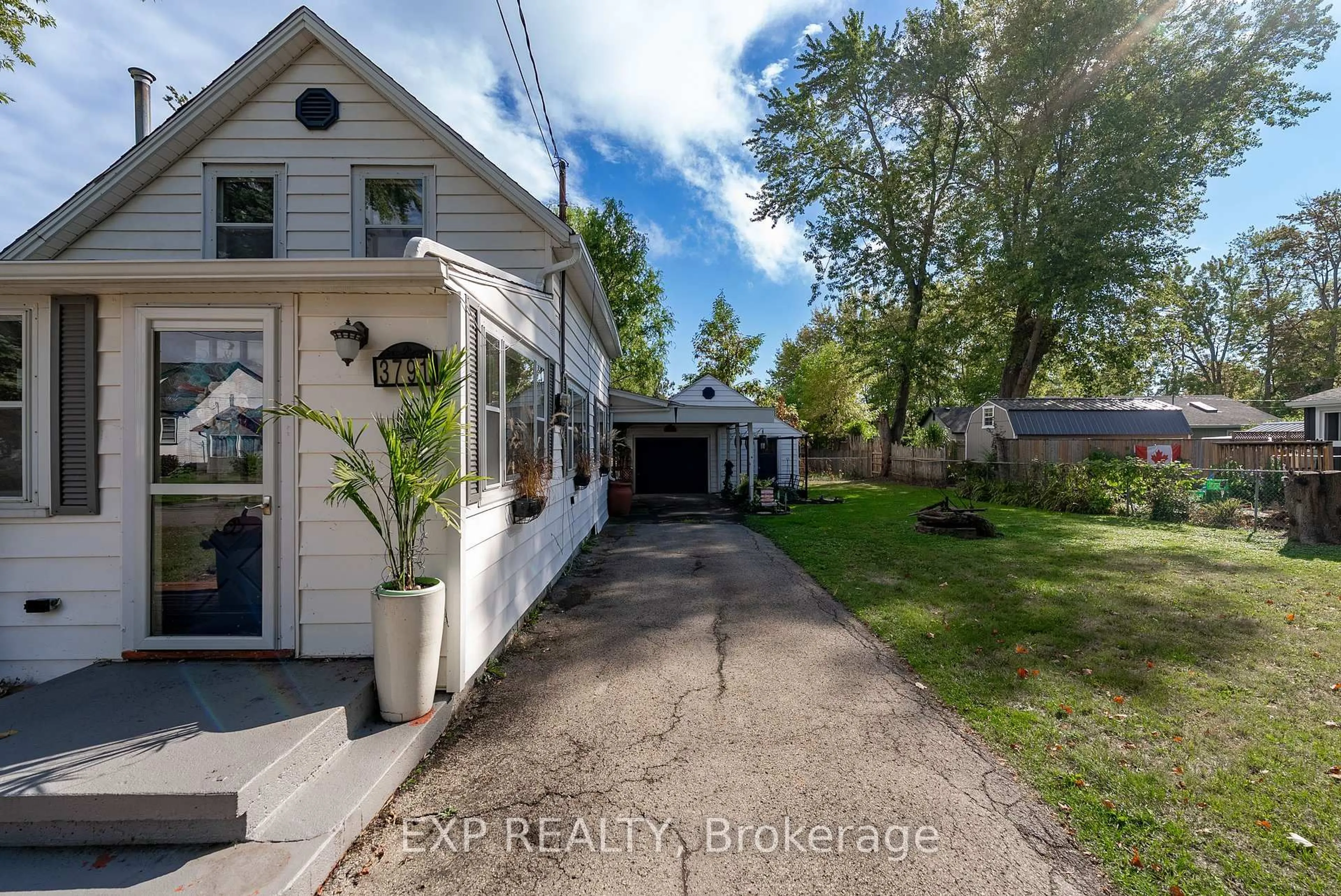 A pic from outside/outdoor area/front of a property/back of a property/a pic from drone, street for 3791 Fairfield Ave, Fort Erie Ontario L0S 1B0