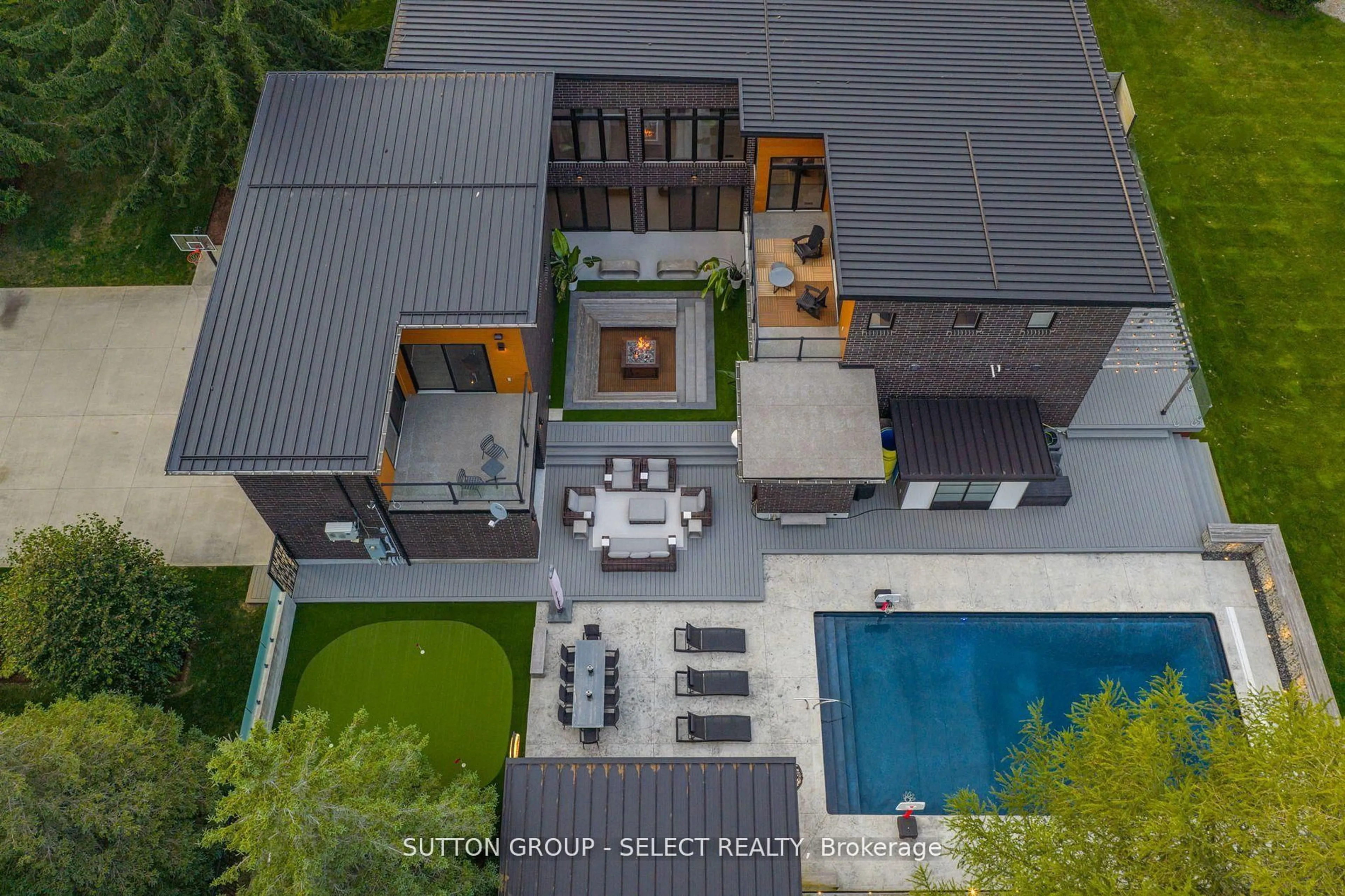 A pic from outside/outdoor area/front of a property/back of a property/a pic from drone, street for 9385 ELVIAGE Dr, London South Ontario N6K 4R8