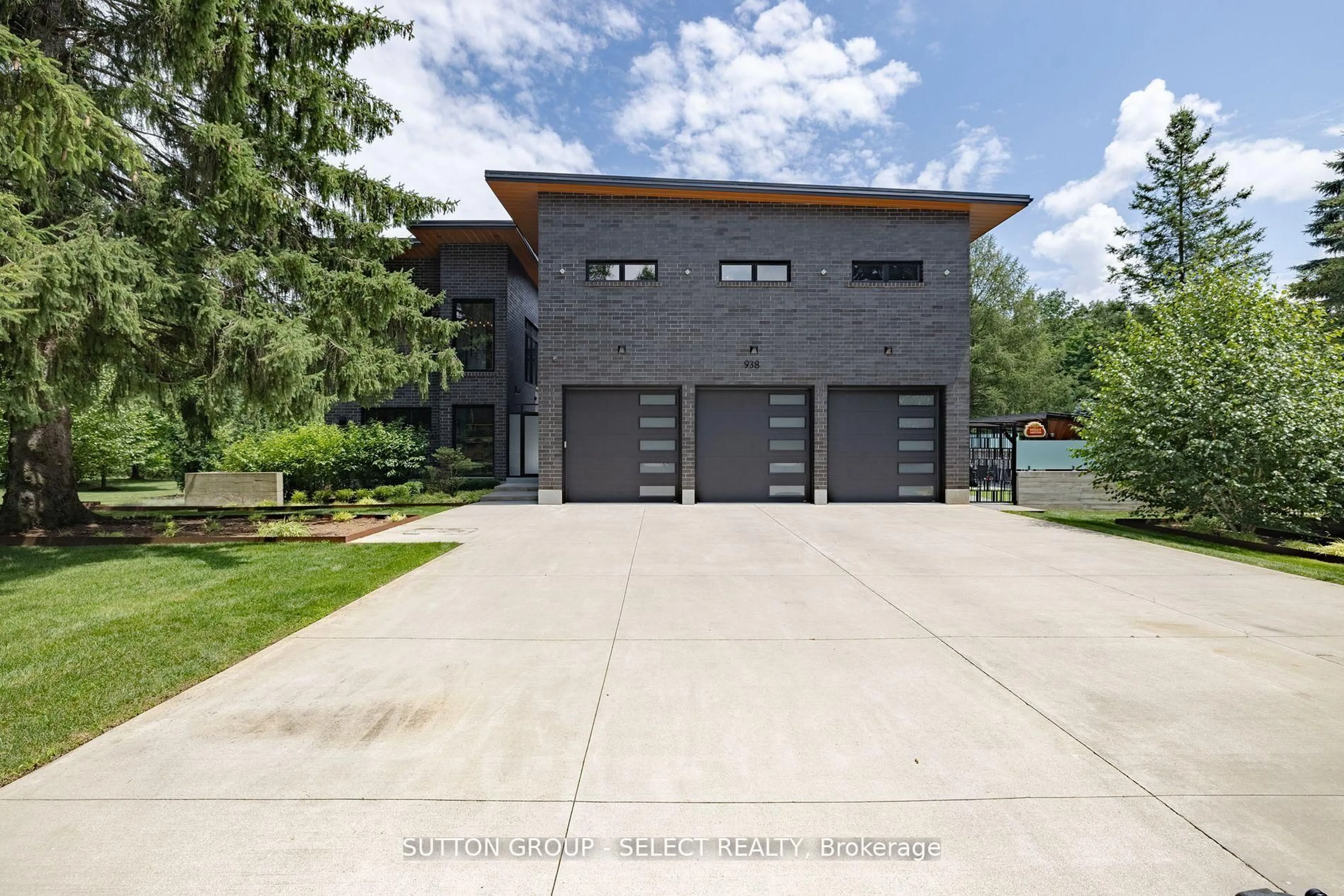 Indoor garage for 9385 ELVIAGE Dr, London South Ontario N6K 4R8