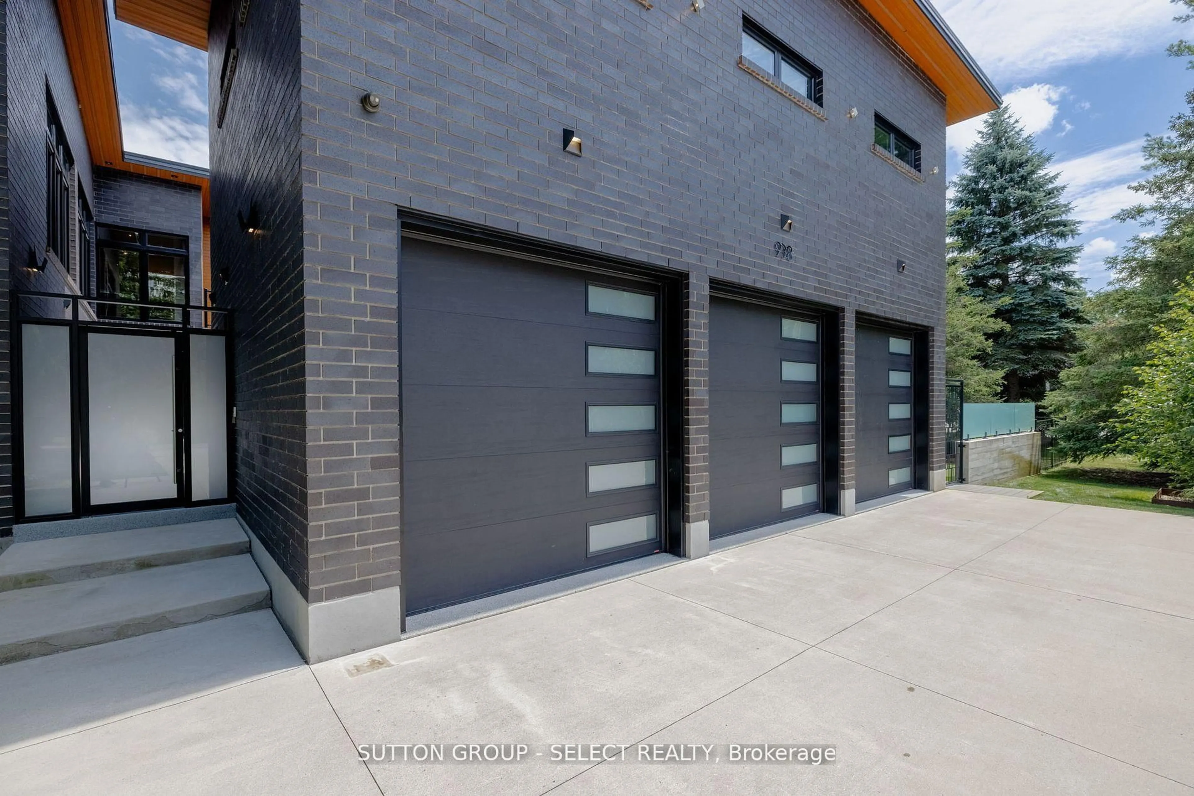 Indoor garage for 9385 ELVIAGE Dr, London South Ontario N6K 4R8