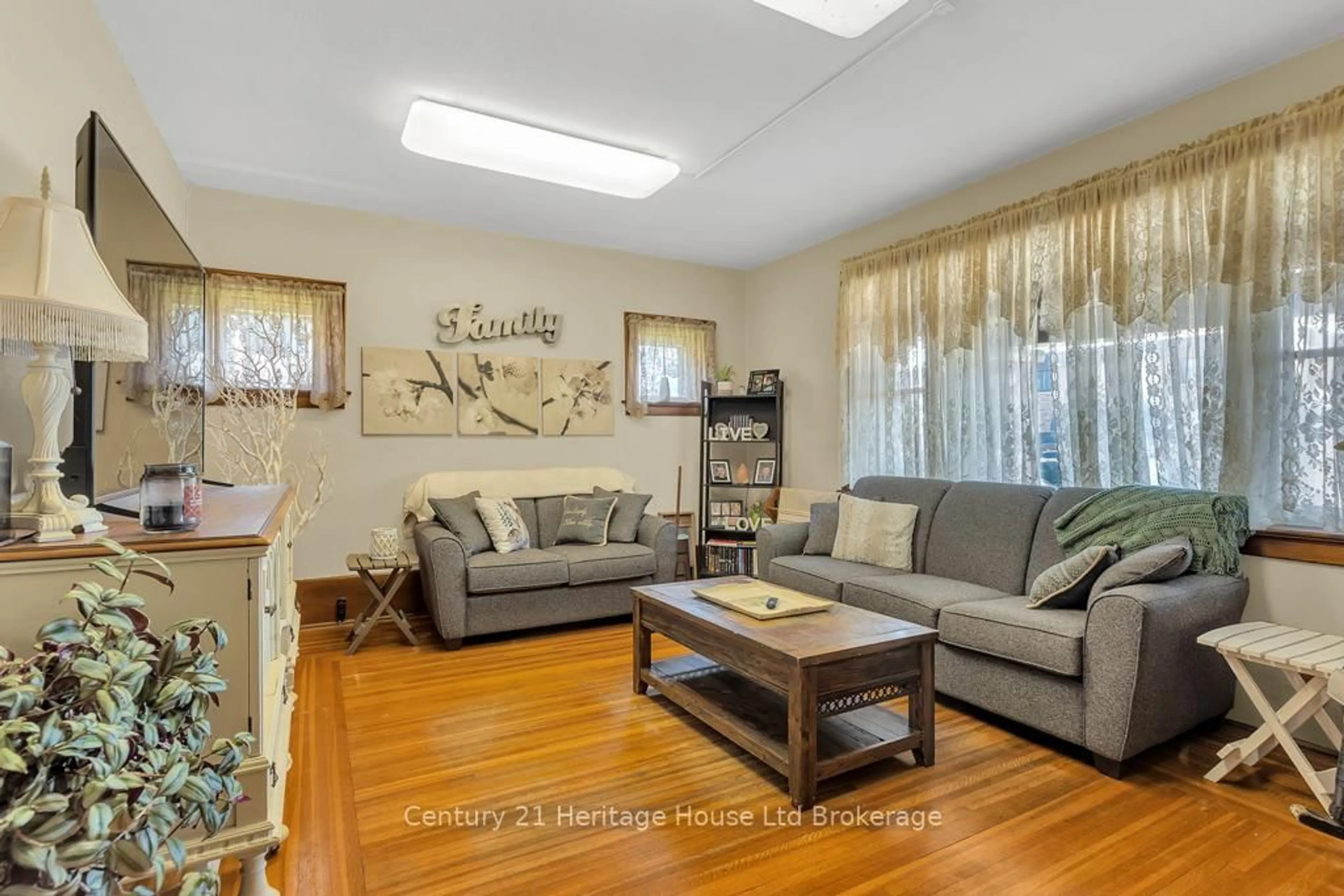 Living room with furniture, wood/laminate floor for 48 Brock St, Tillsonburg Ontario N4G 2A5