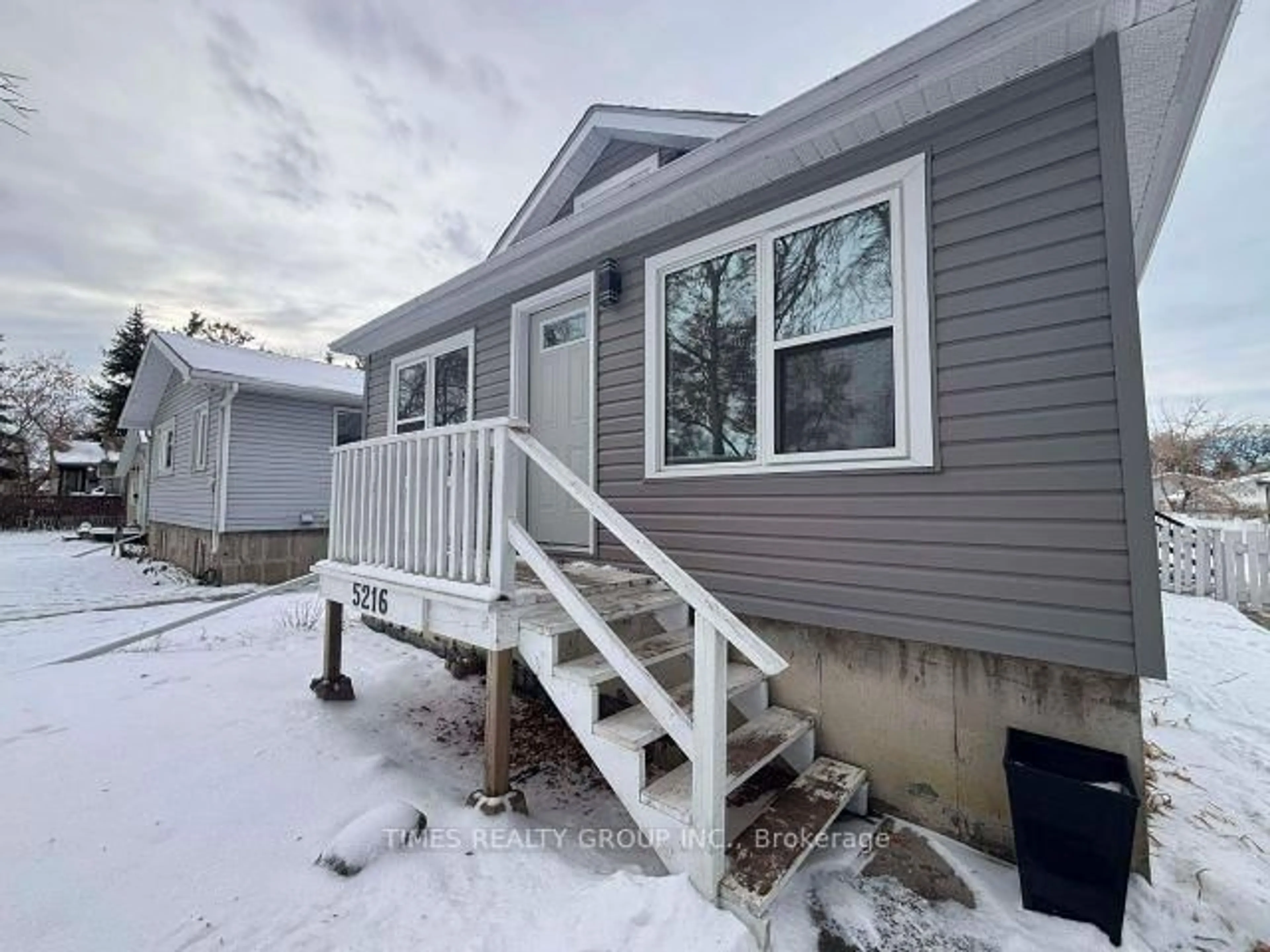 Home with vinyl exterior material, street for 5216 43 St, Out of Area Alberta T4V 1B7