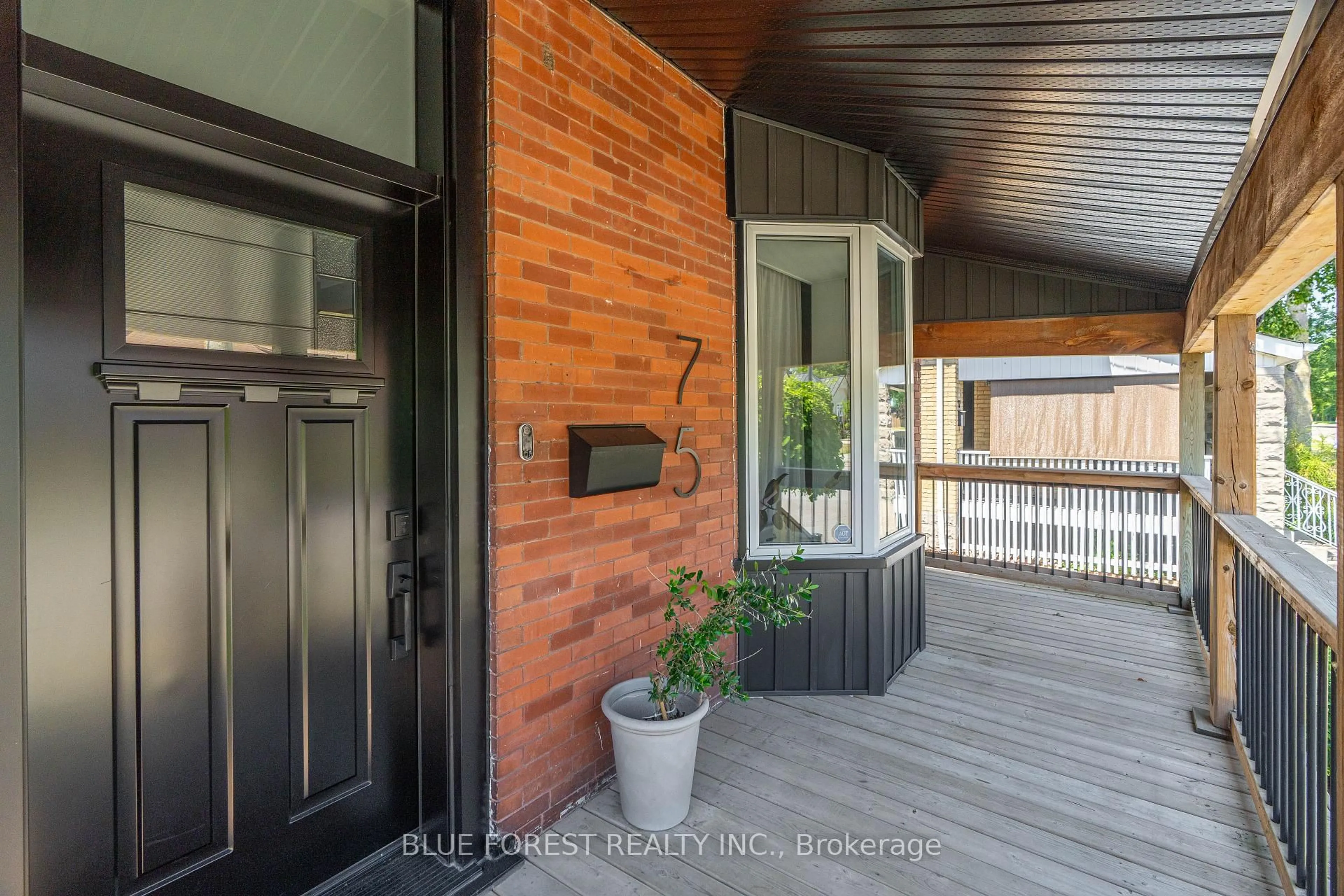 Indoor entryway for 75 Elm St, London East Ontario N5Z 2K4