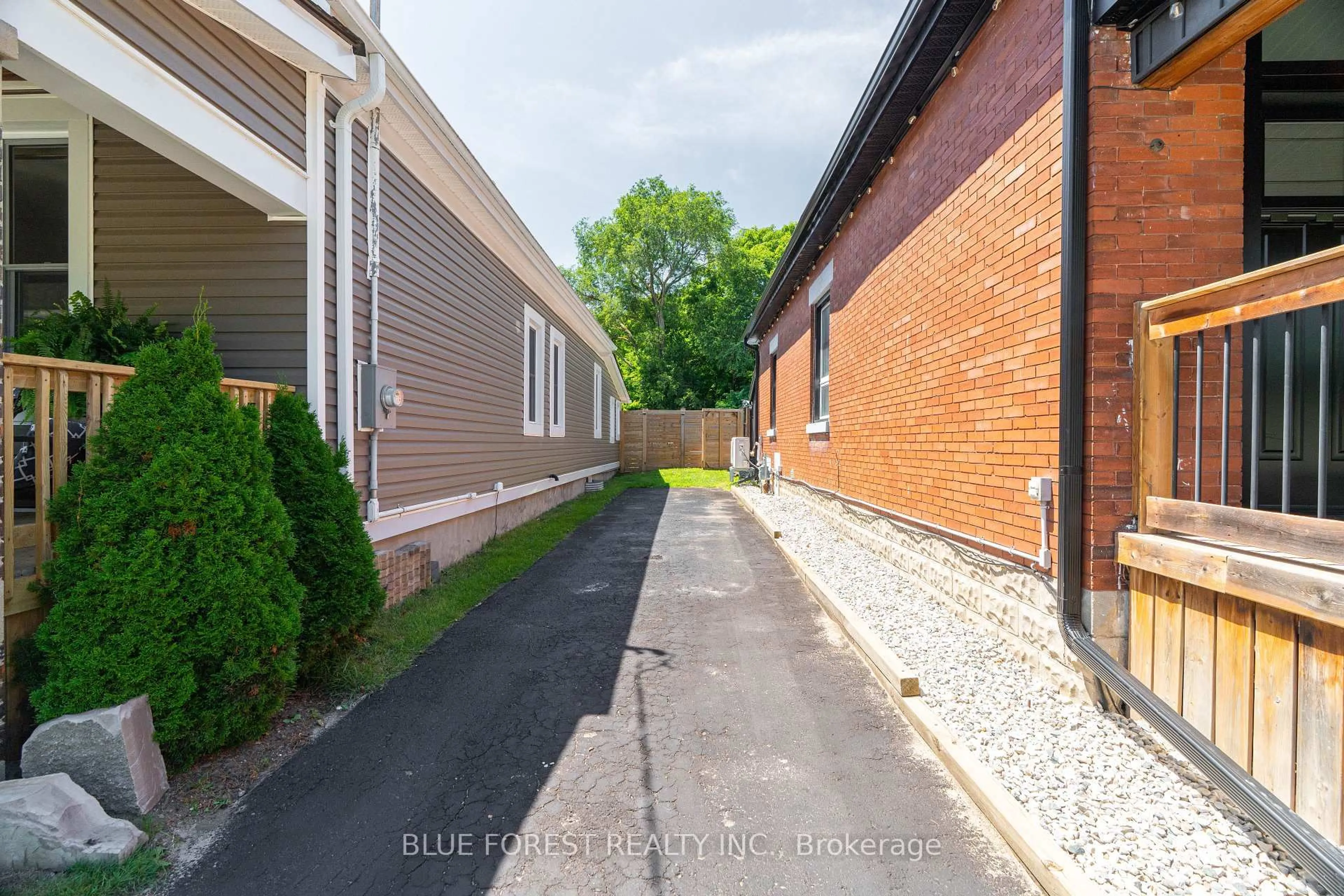A pic from outside/outdoor area/front of a property/back of a property/a pic from drone, street for 75 Elm St, London East Ontario N5Z 2K4