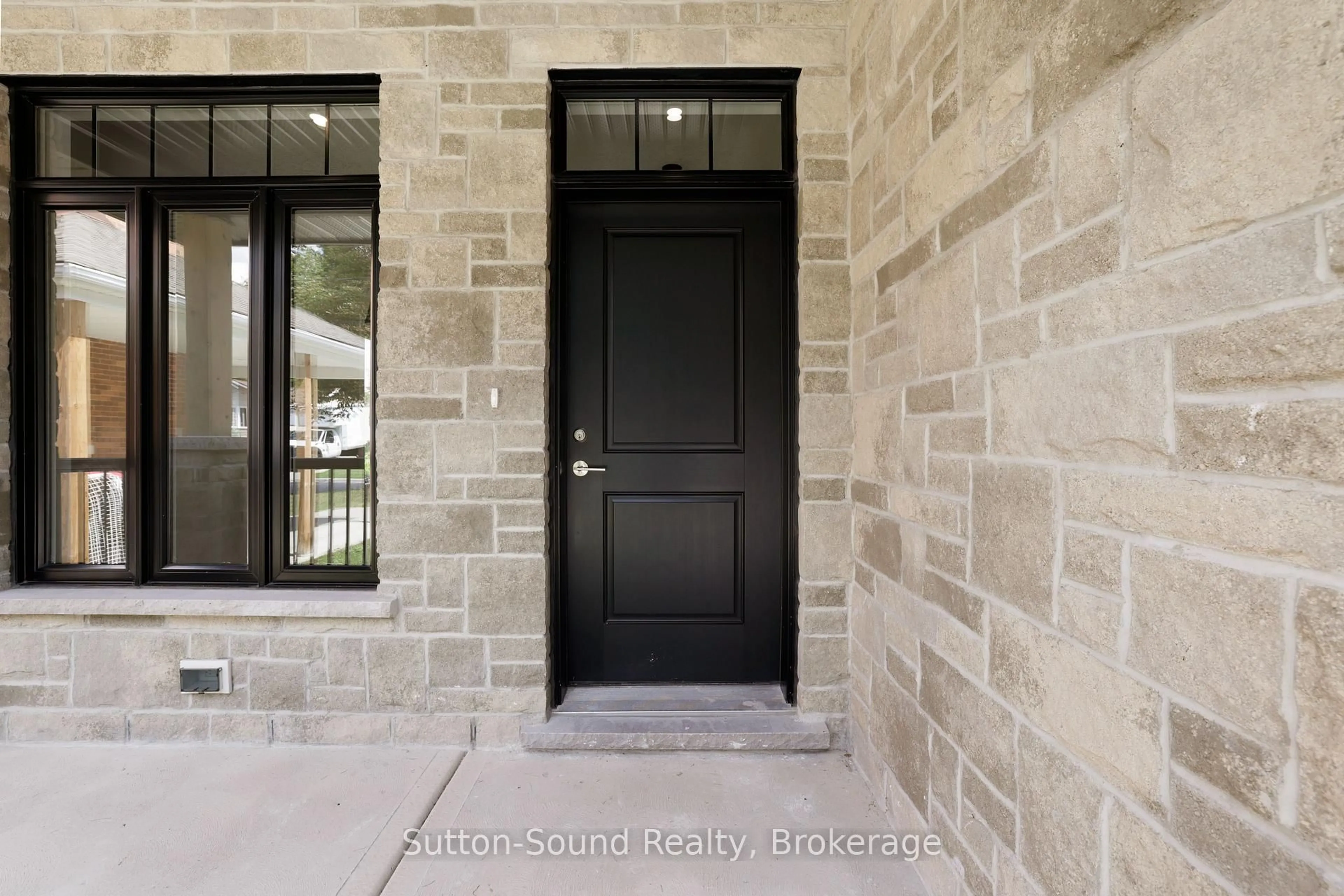 Indoor entryway for 1815 5th Ave, Owen Sound Ontario N4K 5C2