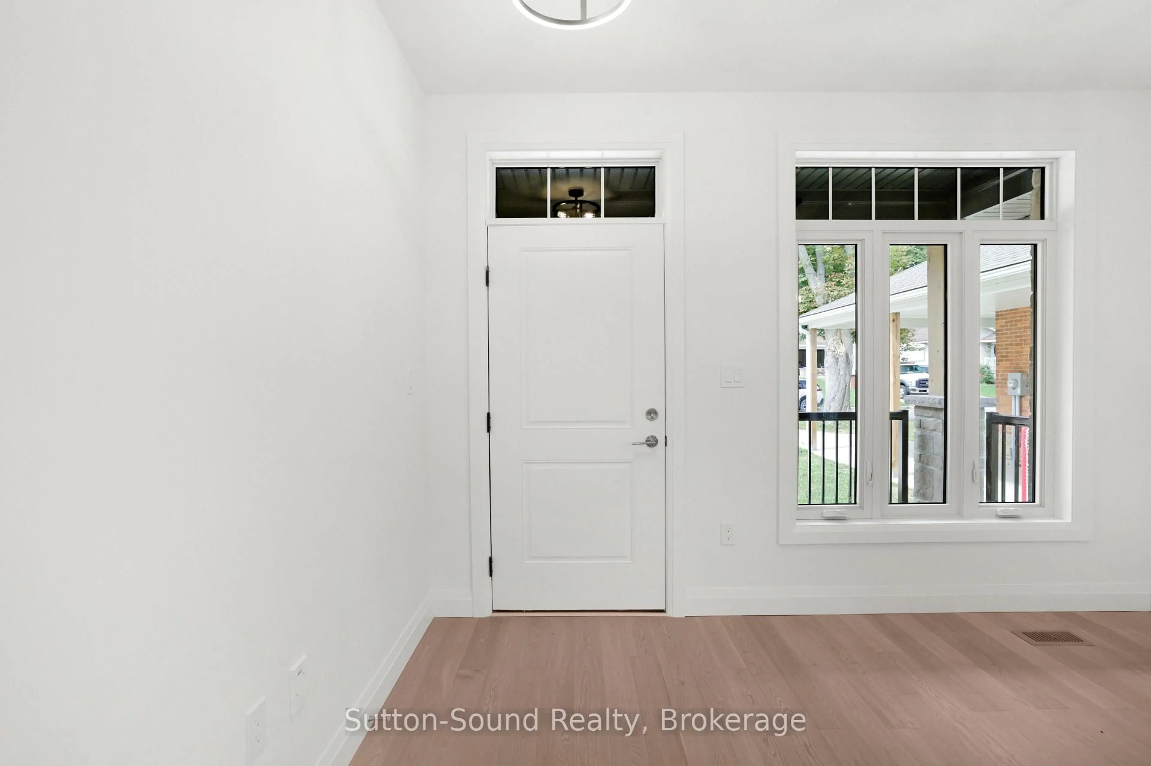 Indoor entryway for 1815 5th Ave, Owen Sound Ontario N4K 5C2