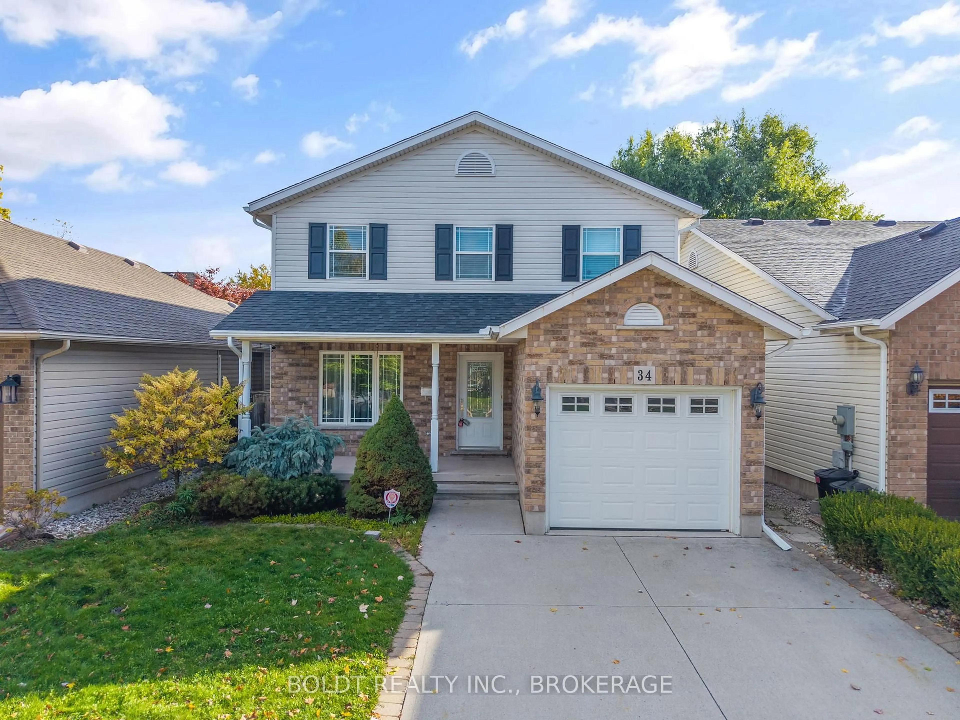 Home with vinyl exterior material, street for 34 Fitzgerald St, St. Catharines Ontario L2R 0A4