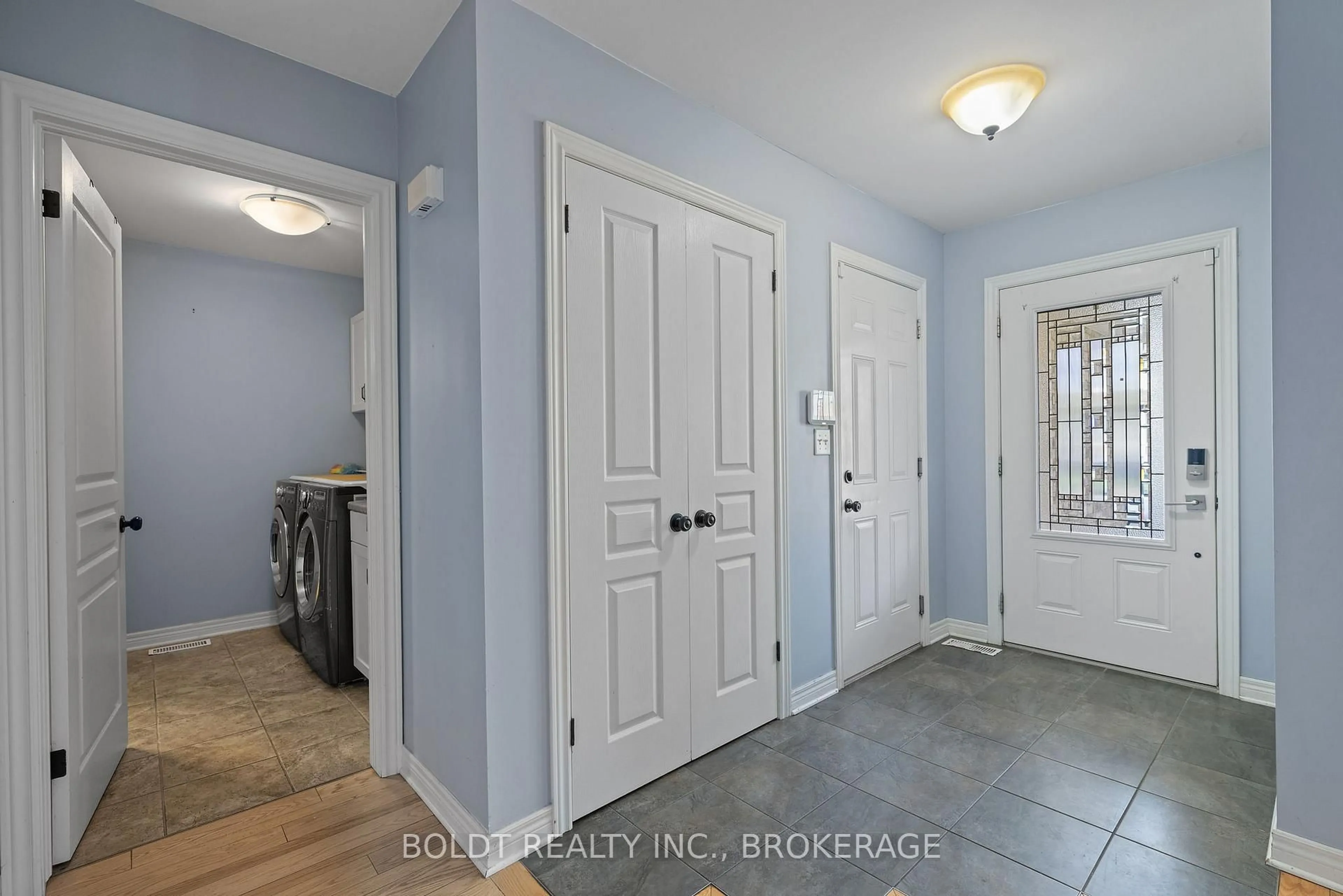 Indoor entryway for 34 Fitzgerald St, St. Catharines Ontario L2R 0A4