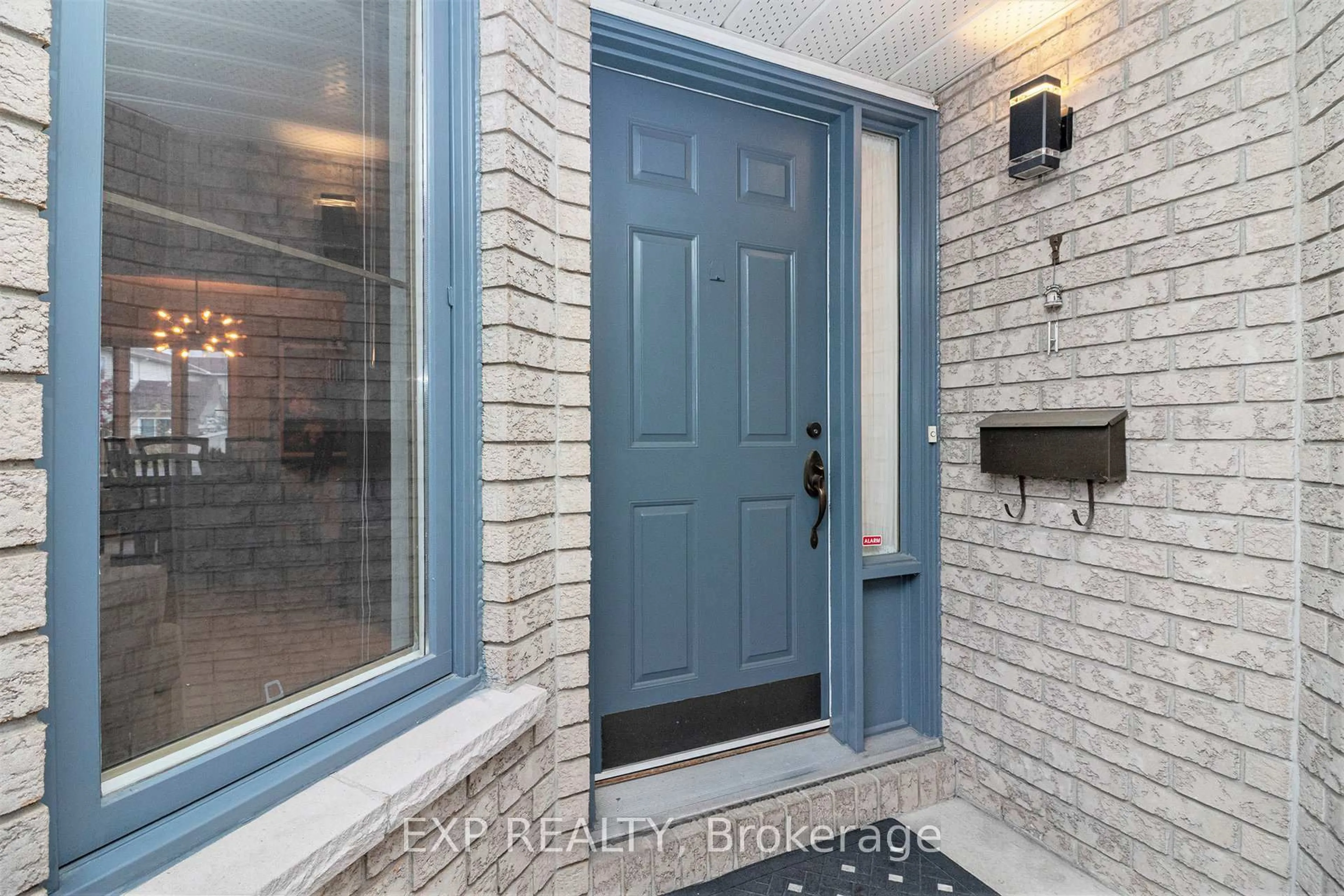 Indoor entryway for 7 Forestglade Cres, Ottawa Ontario K1G 5X3