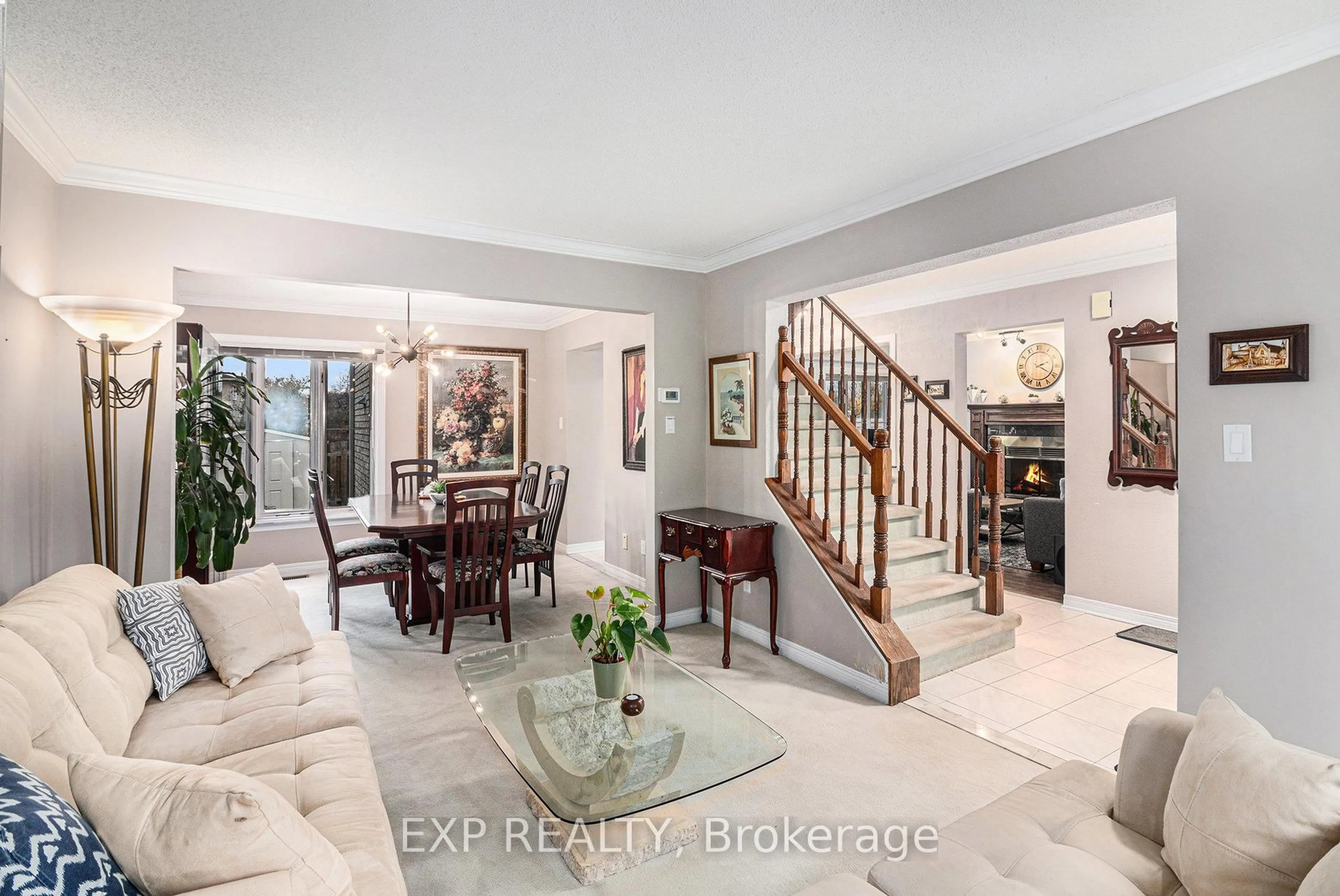 Indoor entryway for 7 Forestglade Cres, Ottawa Ontario K1G 5X3