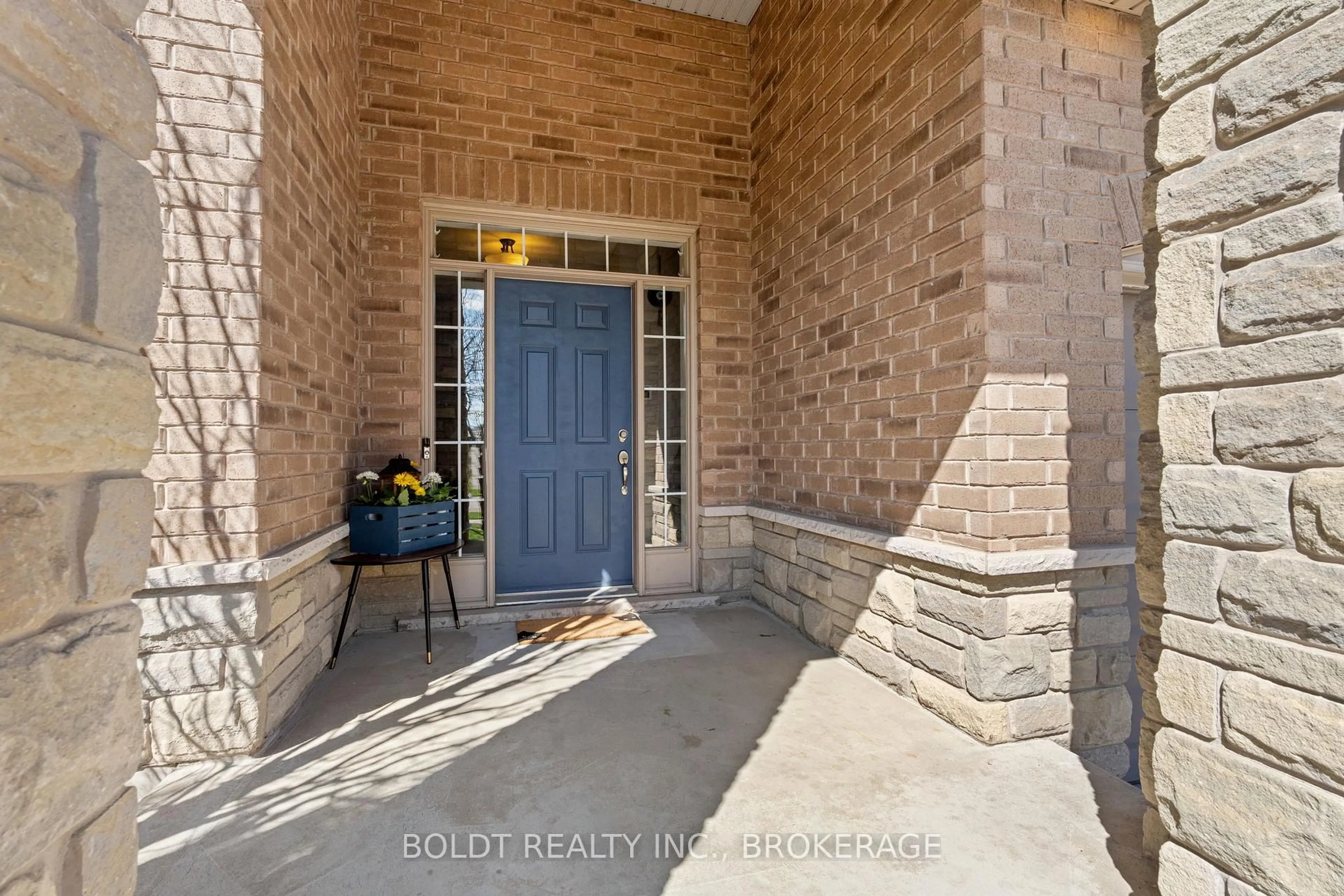 Indoor entryway for 8114 Windsong Dr, Niagara Falls Ontario L2H 3M4