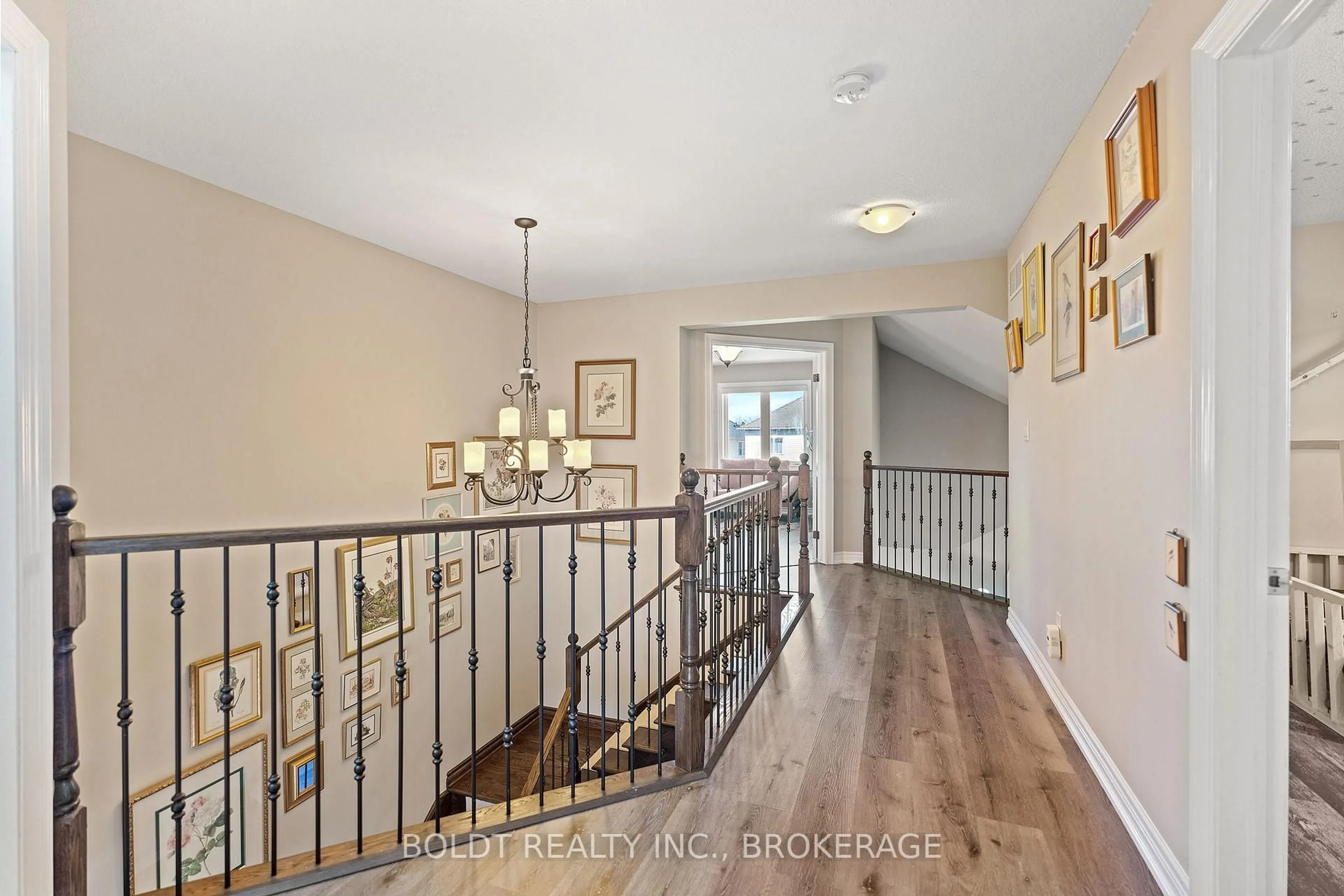 Indoor entryway for 8114 Windsong Dr, Niagara Falls Ontario L2H 3M4