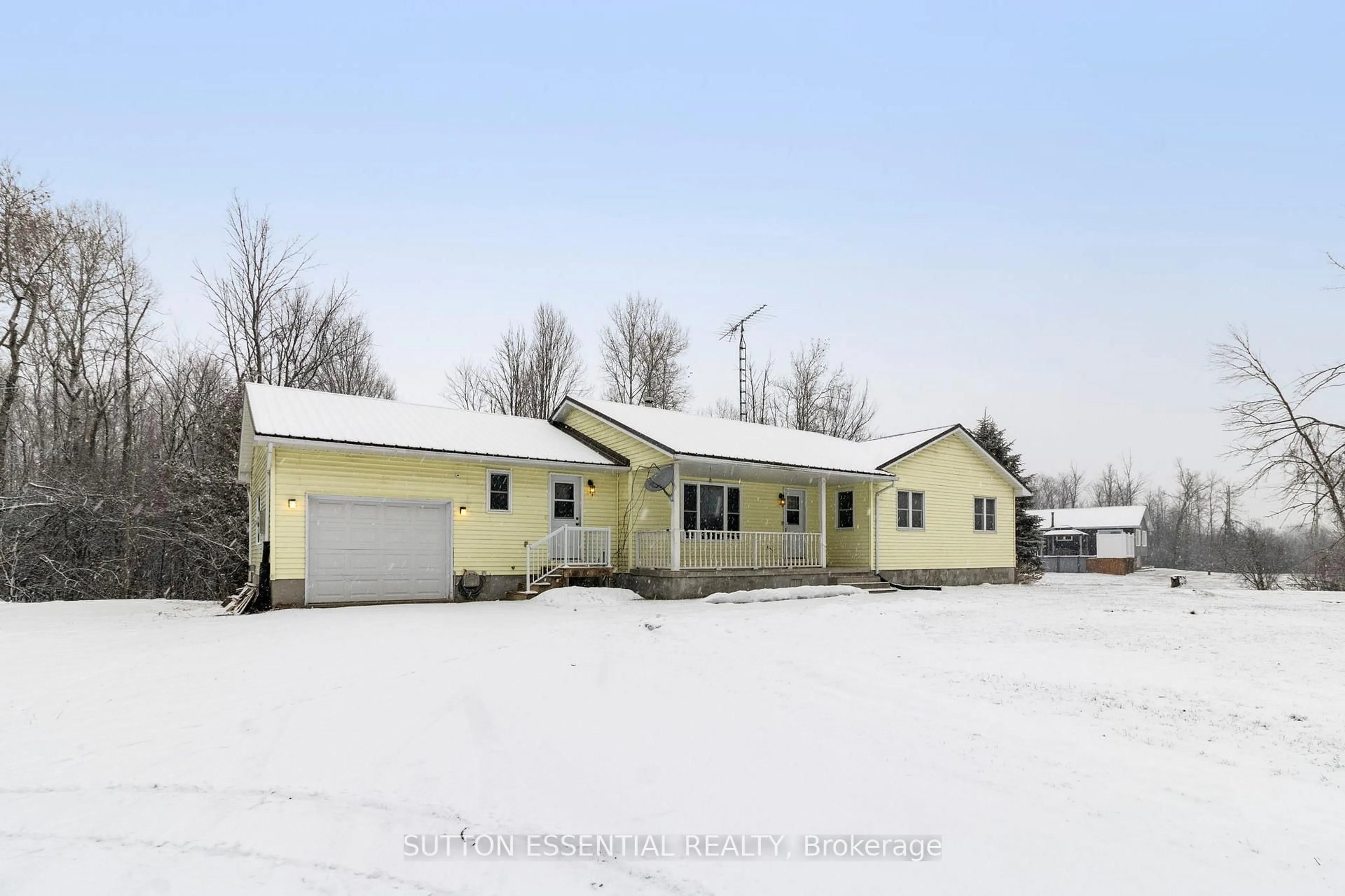 A pic from outside/outdoor area/front of a property/back of a property/a pic from drone, street for 2216 2nd Concession Rd, Augusta Ontario K6V 5T1