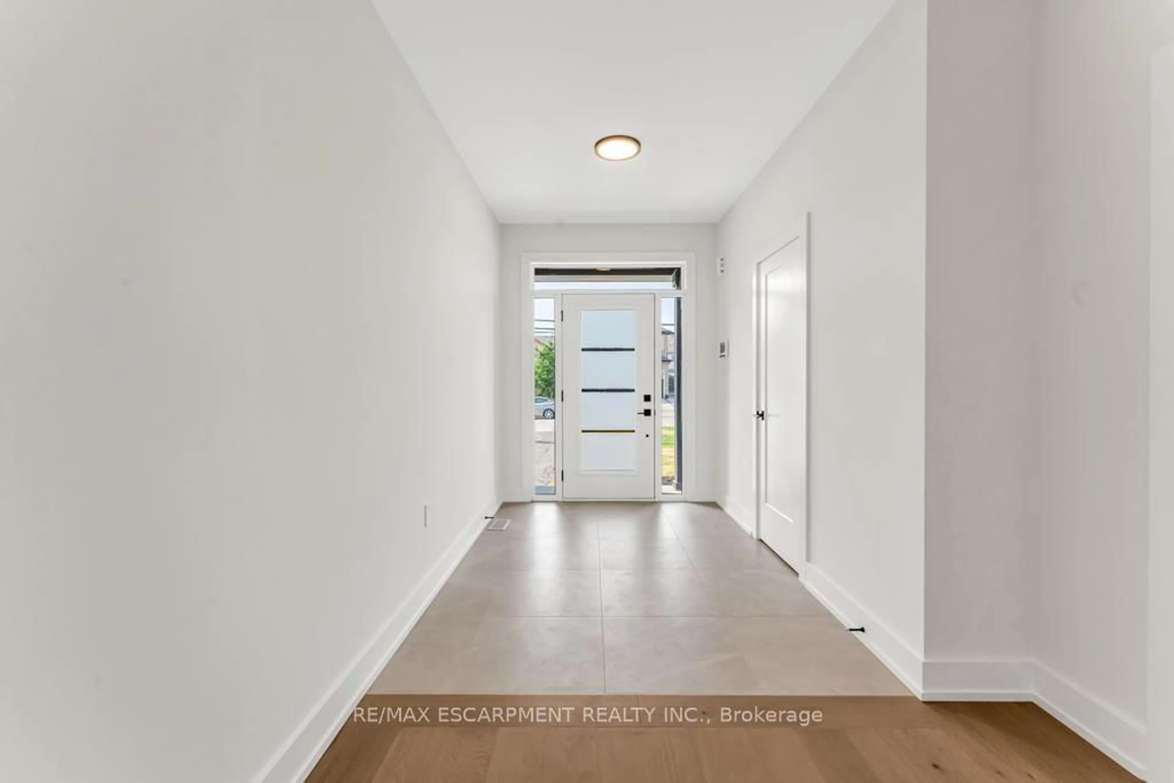 Indoor entryway for 1313 Baseline Rd, Hamilton Ontario L8E 5G1