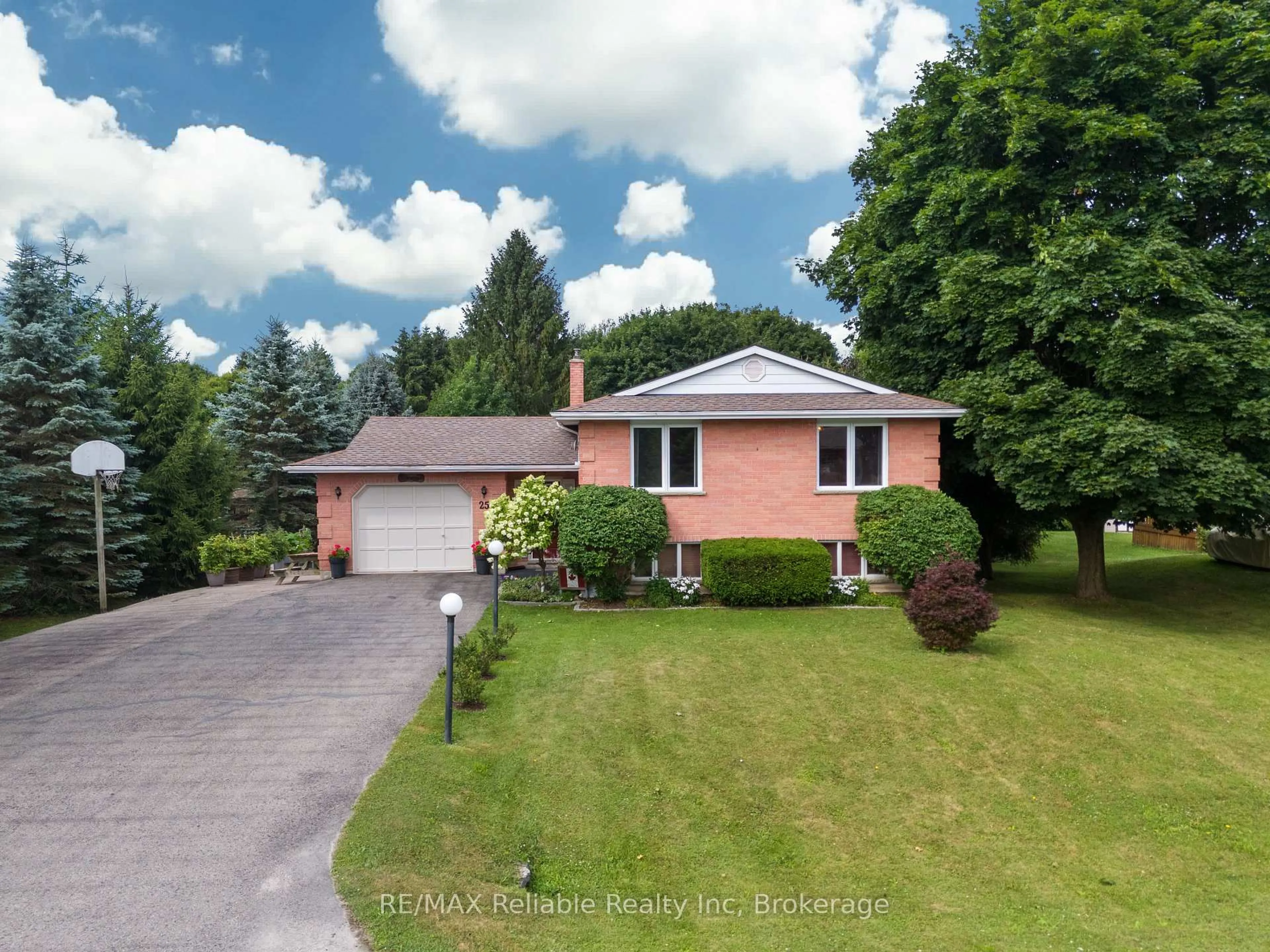 A pic from outside/outdoor area/front of a property/back of a property/a pic from drone, street for 25 Jordan Dr, North Huron Ontario N0G 1E0