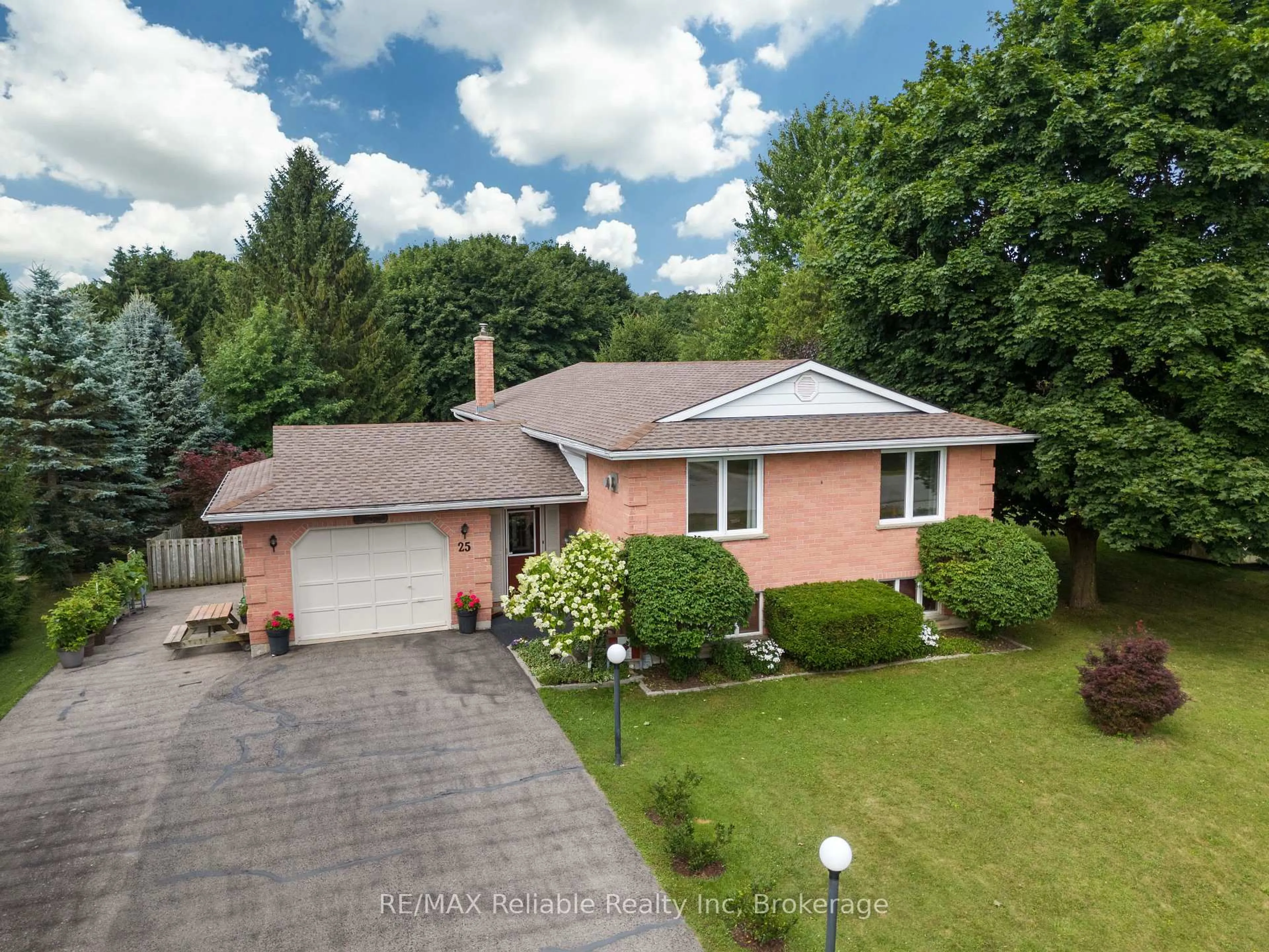 A pic from outside/outdoor area/front of a property/back of a property/a pic from drone, street for 25 Jordan Dr, North Huron Ontario N0G 1E0