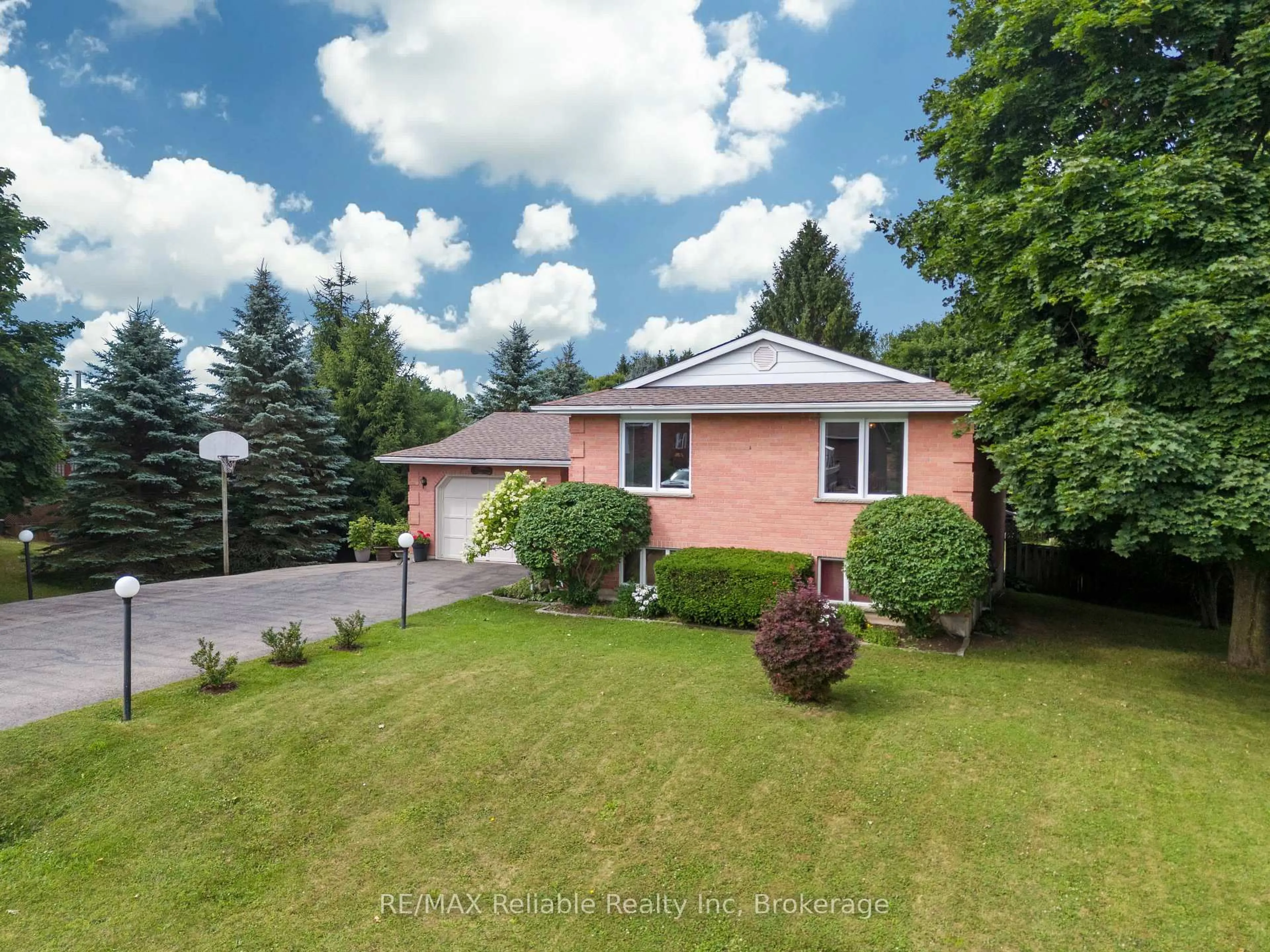 A pic from outside/outdoor area/front of a property/back of a property/a pic from drone, street for 25 Jordan Dr, North Huron Ontario N0G 1E0