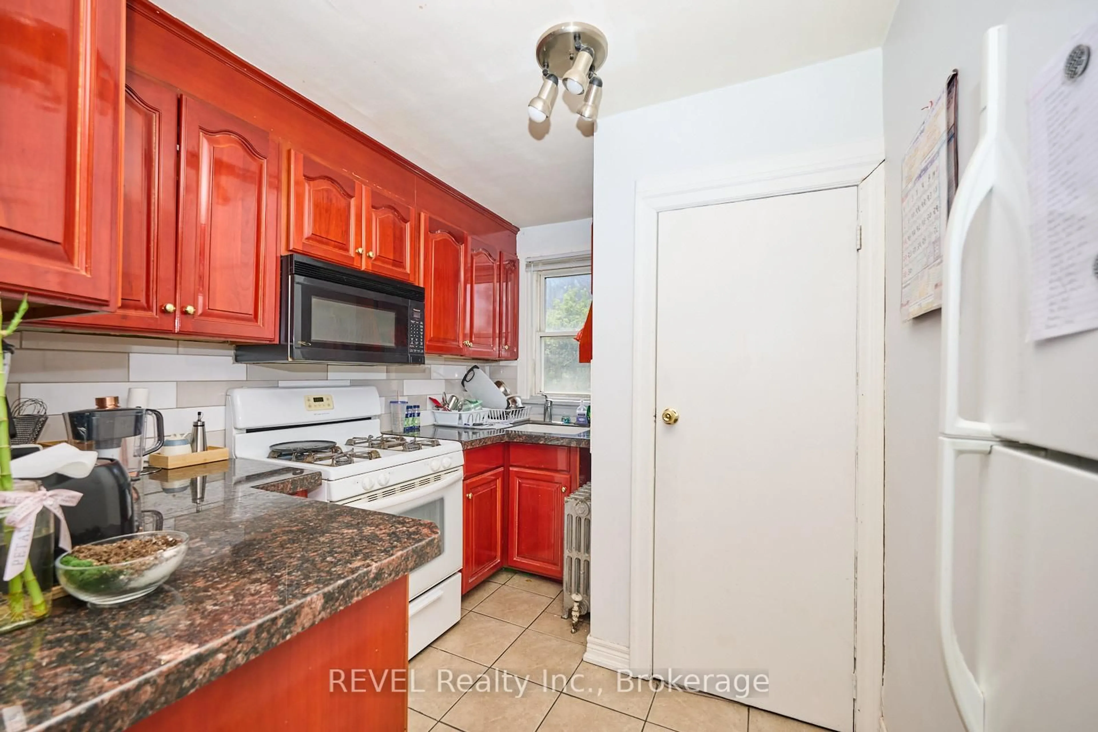 Standard kitchen, ceramic/tile floor for 50 Welland Ave, St. Catharines Ontario L2R 2M5