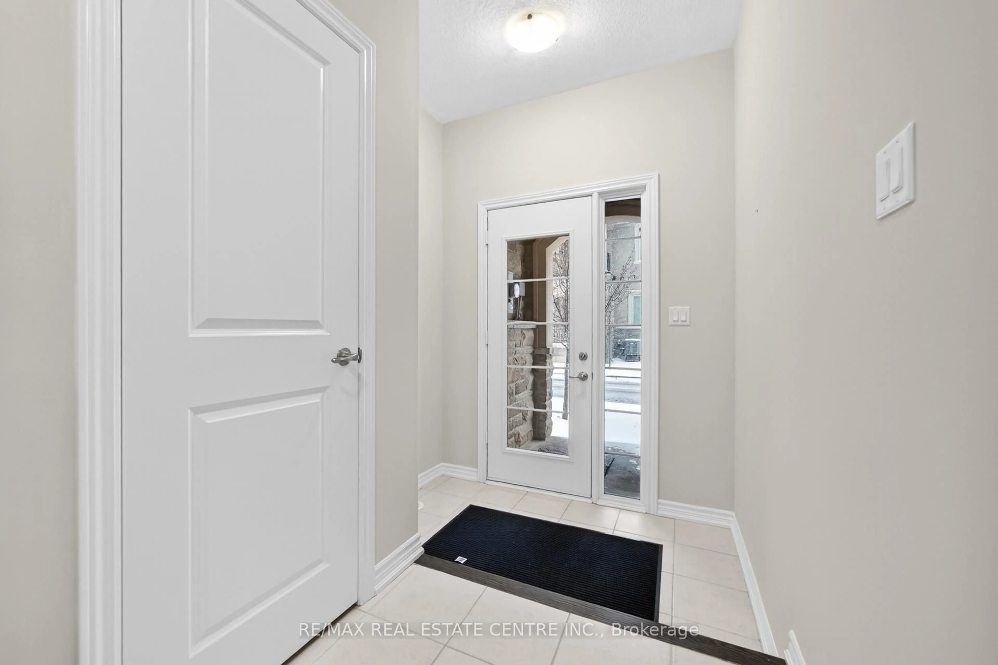 Indoor entryway for 6 Borers Creek Circ, Hamilton Ontario L8B 0S1