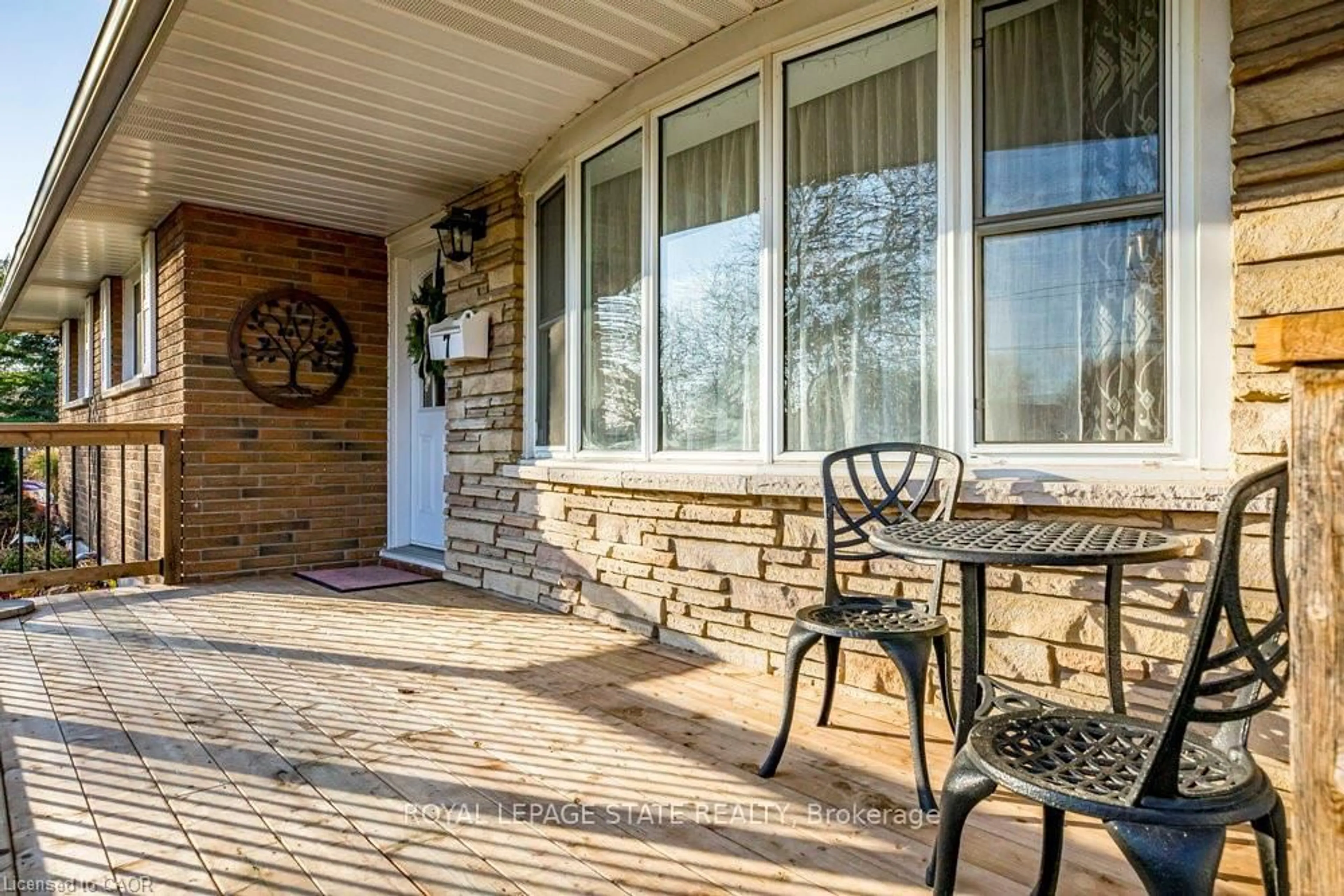 Patio, street for 7 Prince Charles Dr, St. Catharines Ontario L2N 3Y4