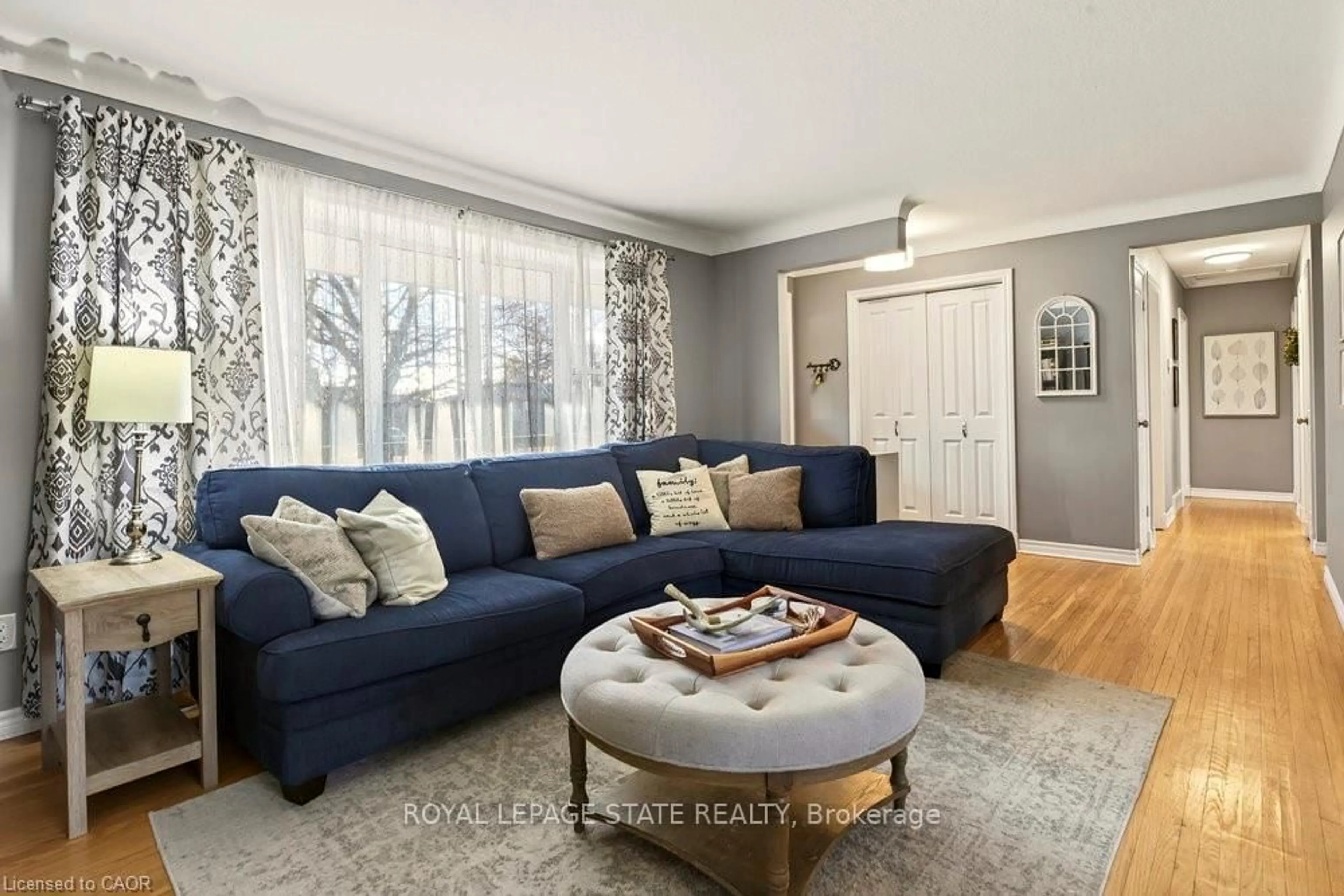 Living room with furniture, unknown for 7 Prince Charles Dr, St. Catharines Ontario L2N 3Y4