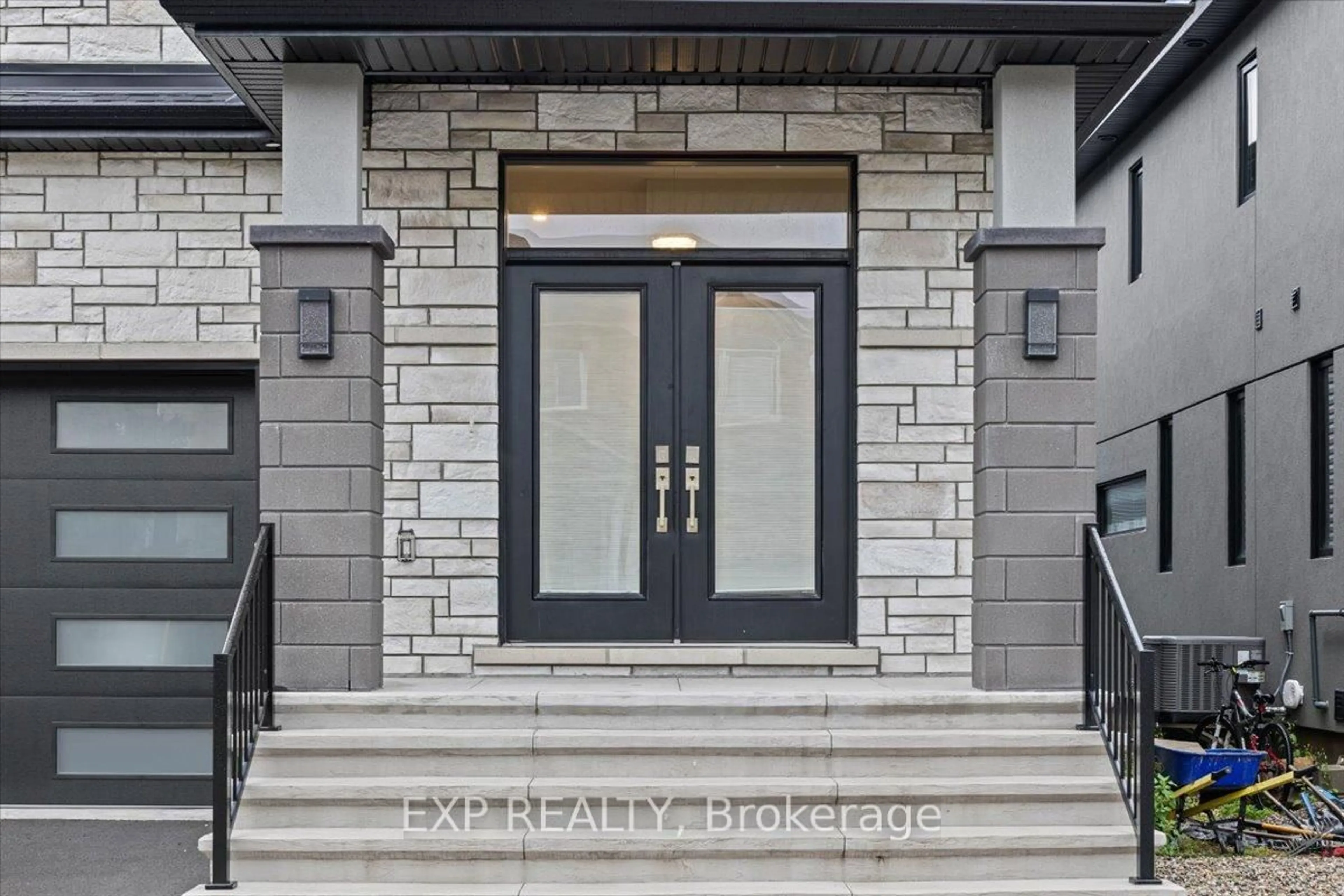 Indoor entryway for 348 Abbeydale Circ, Ottawa Ontario K2K 0E9