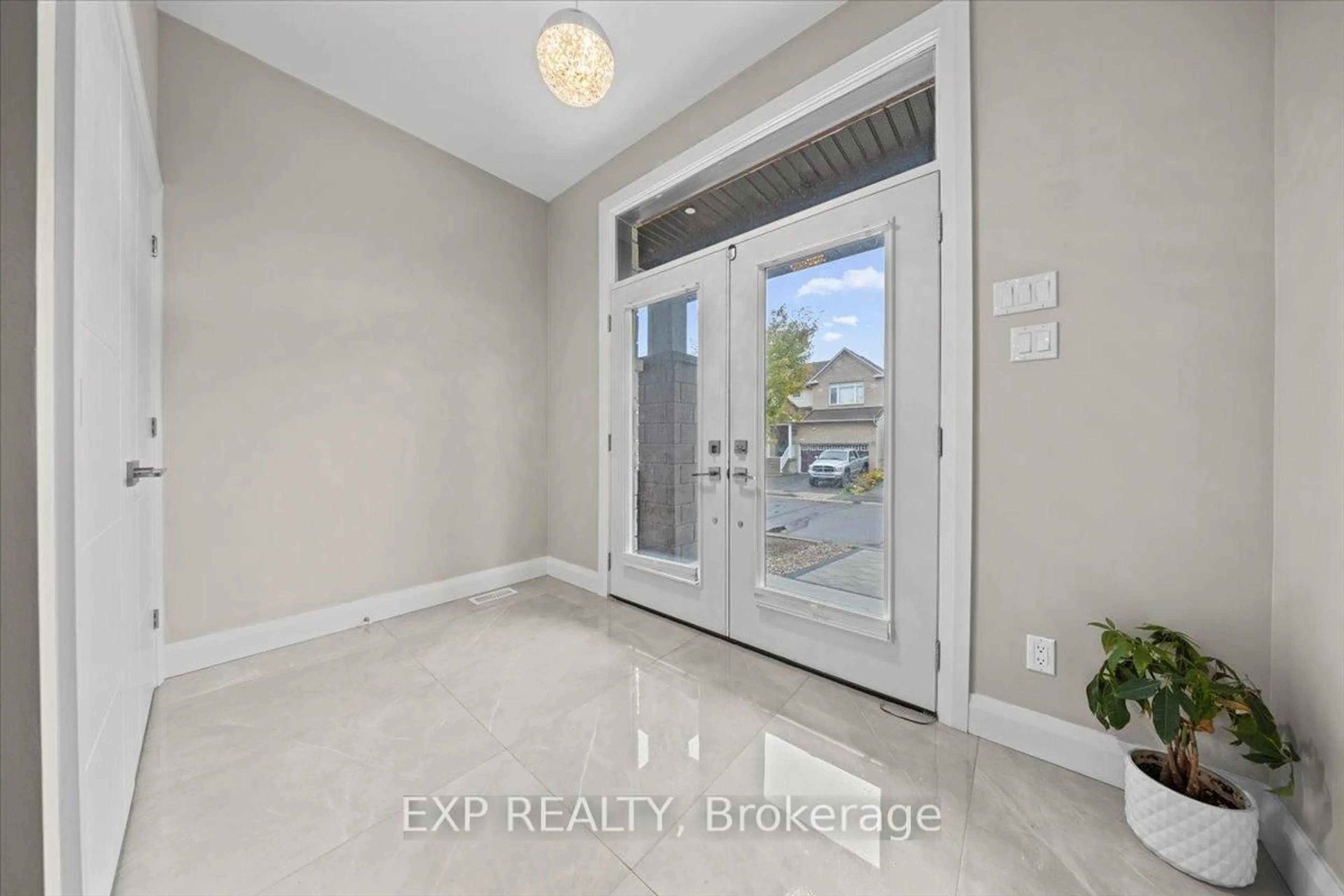 Indoor entryway for 348 Abbeydale Circ, Ottawa Ontario K2K 0E9