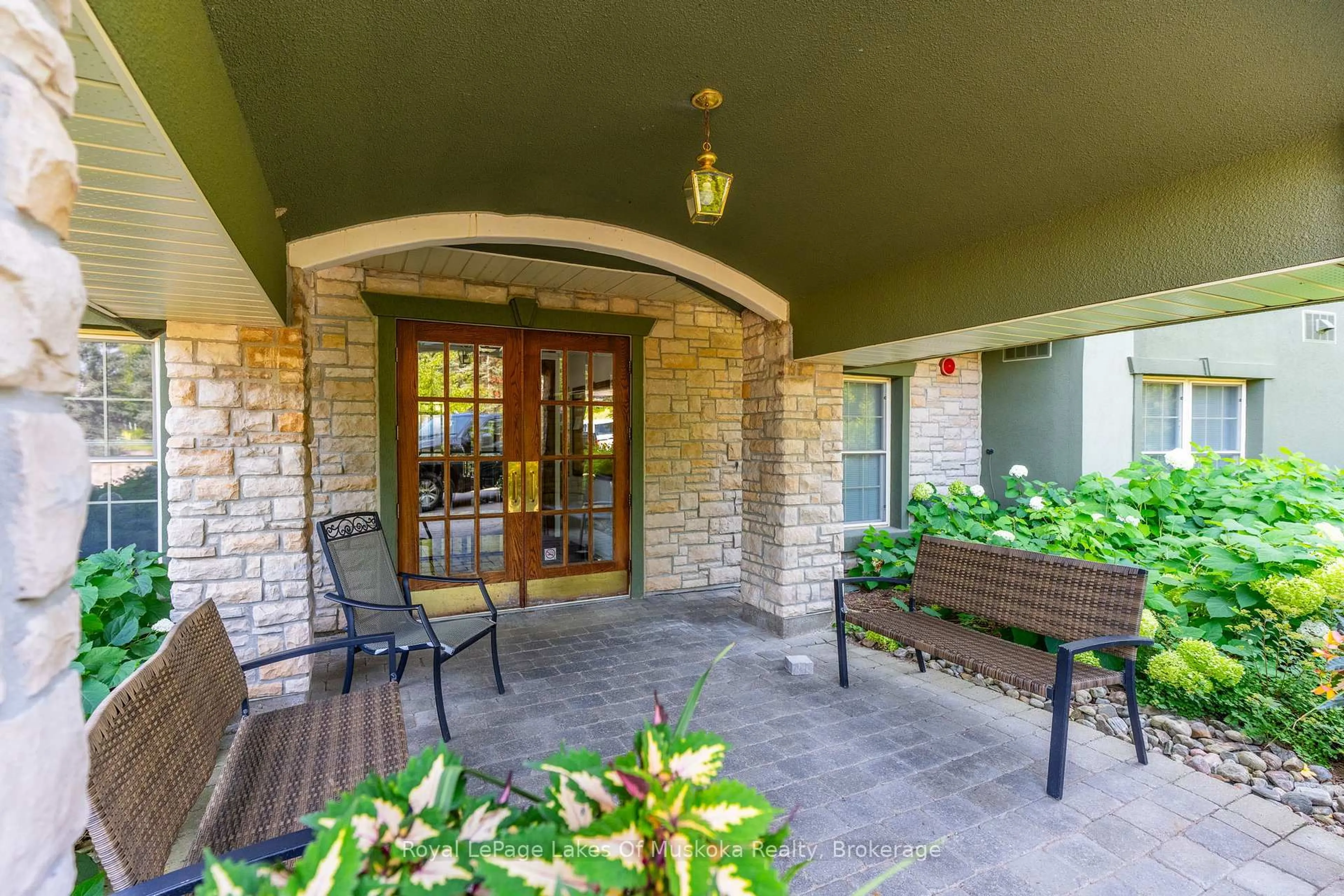 Patio, street for 24 Ontario St #308, Bracebridge Ontario P1L 2H5