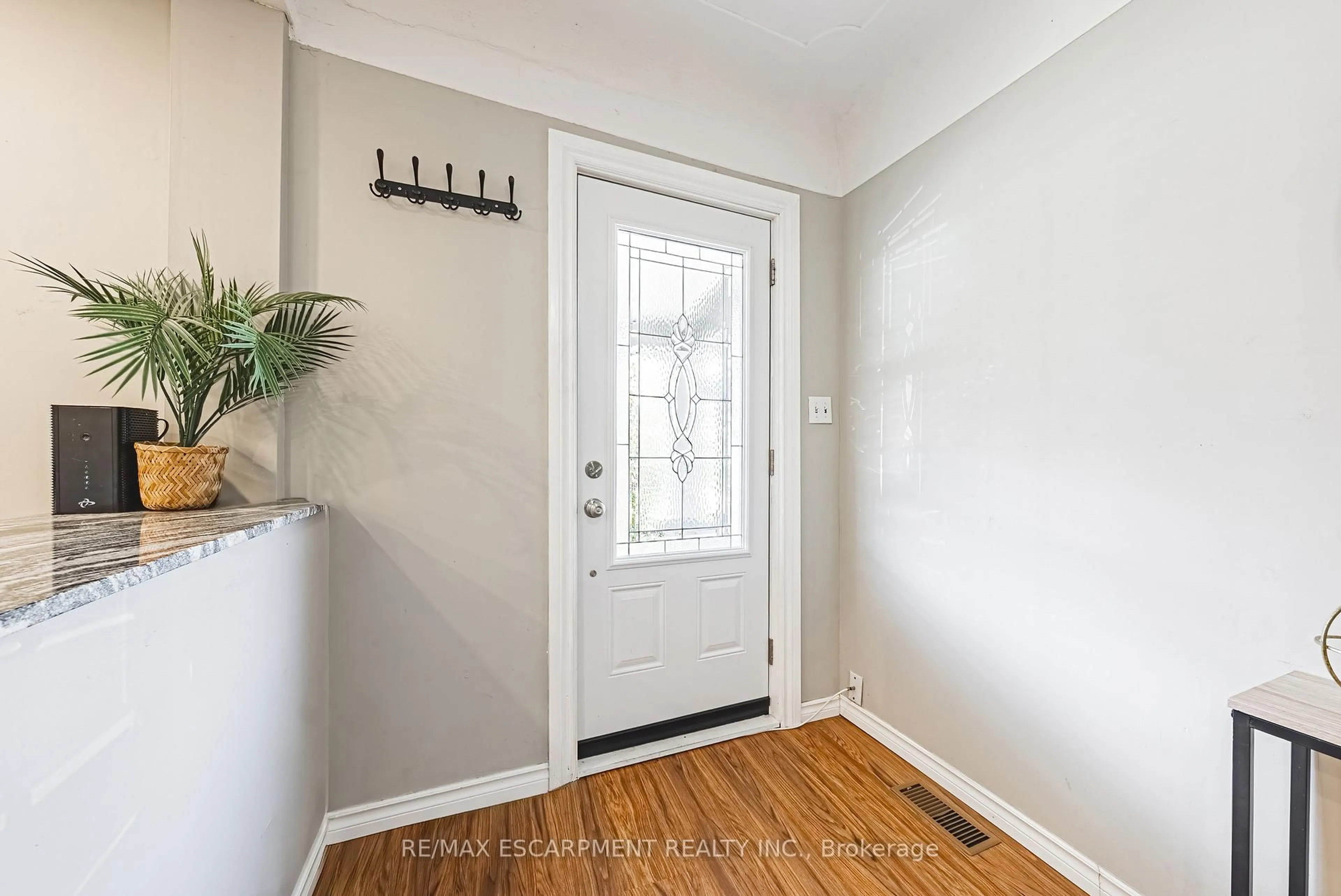 Indoor entryway for 24 Rowanwood St, Hamilton Ontario L8L 7H3